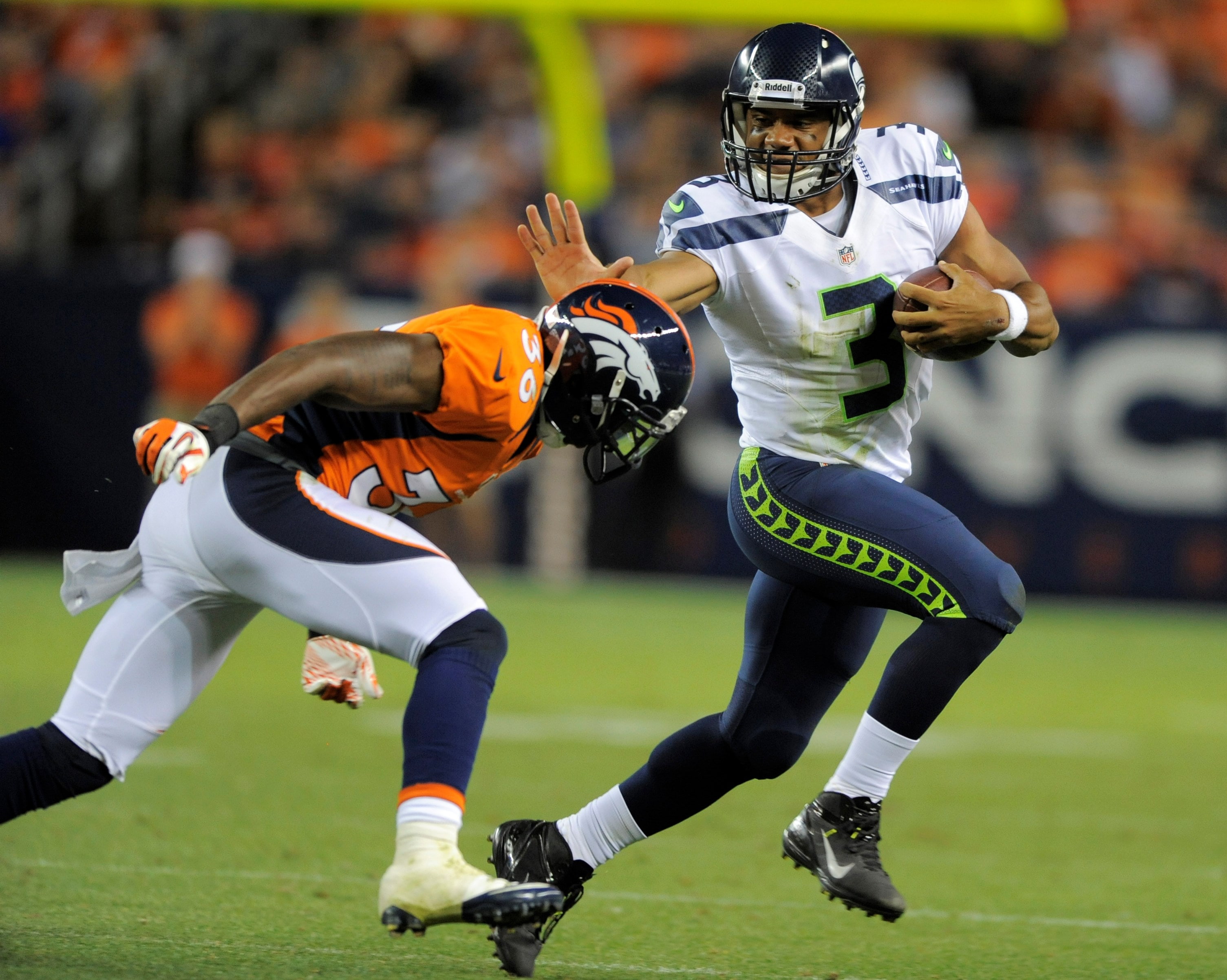 sport, defending, 2K, seattle seahawks, full length, motion, american football - sport, two people, sports helmet, protection, teenager, helmet, security, HD Wallpaper