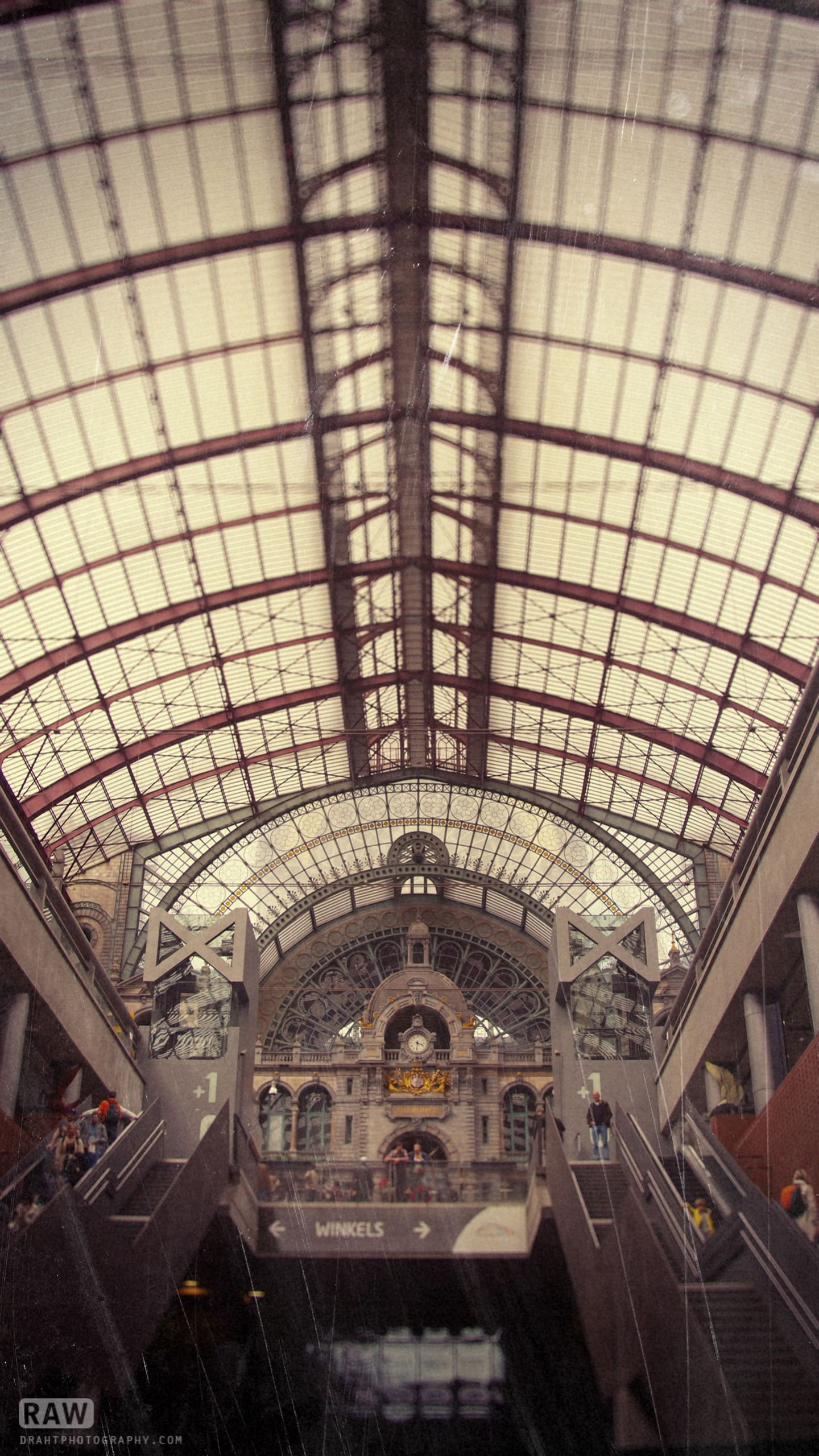 train, gray, day, mode of transportation, top, train station, rail transportation, architecture, shopping mall, glass - material, travel, ceiling, arch, Phone HD Wallpaper