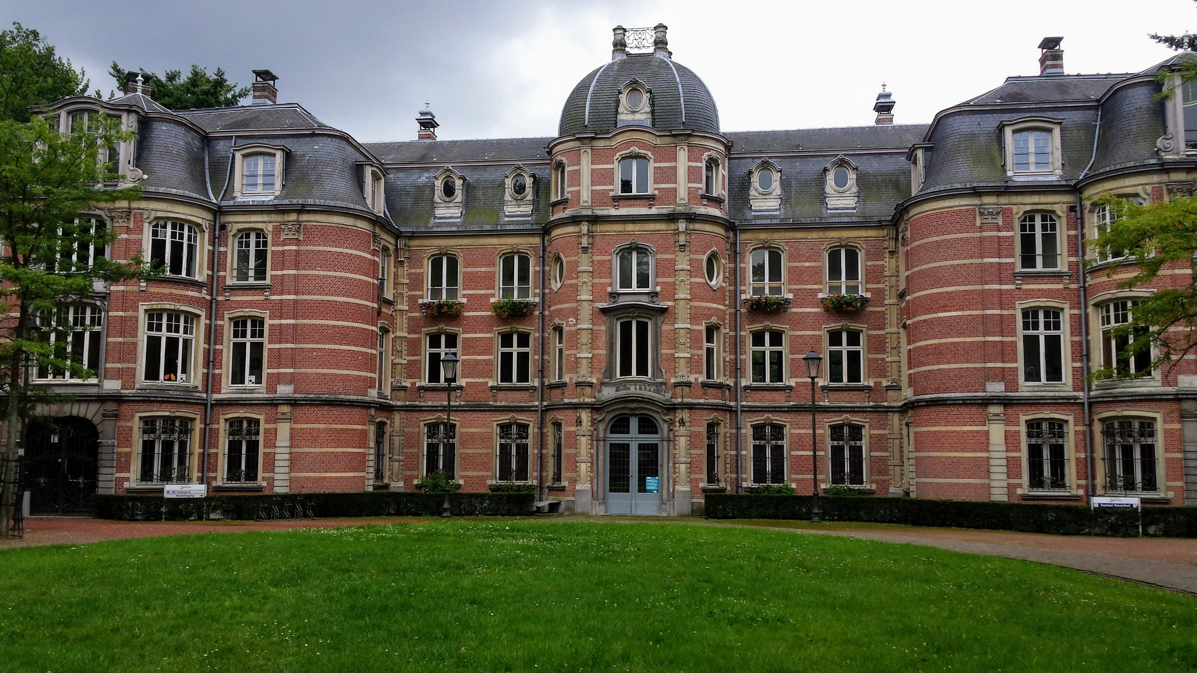 antwerp, ravenhof, old, 4K, no people, architecture, grass, plant, building, school, government, built structure, lawn, castle, city, history, education, HD Wallpaper