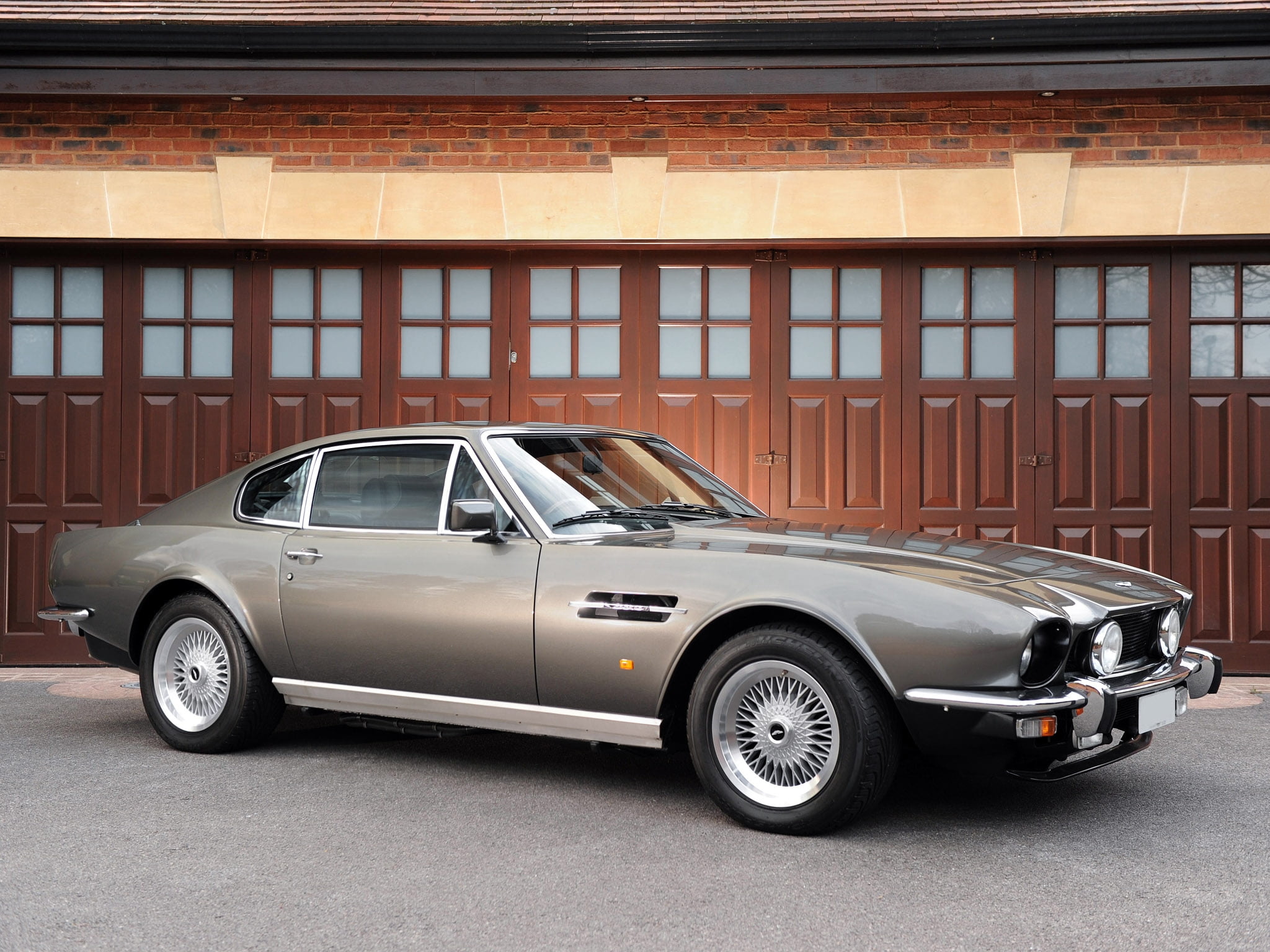 building exterior, headlight, aston martin, classic, exhibition, outdoors, new, sedan, nostalgia, retro Styled, city, old-fashioned, metal, chrome, mode of transportation, HD Wallpaper