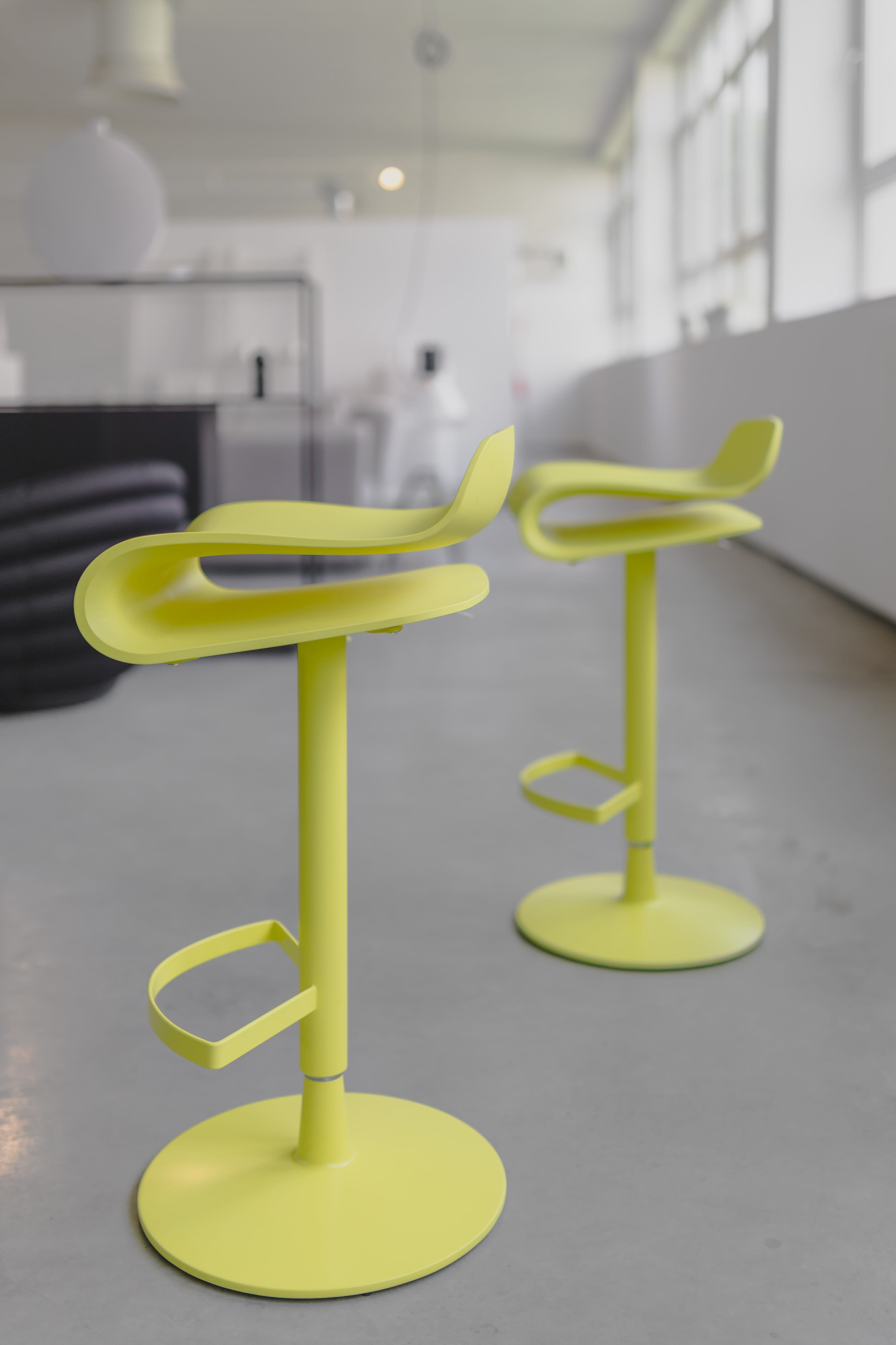 day, architecture, furniture, built structure, bar, selective focus, chair, modern, empty, designer, lime, no people, bar chair, luxury, focus on foreground, Phone HD Wallpaper