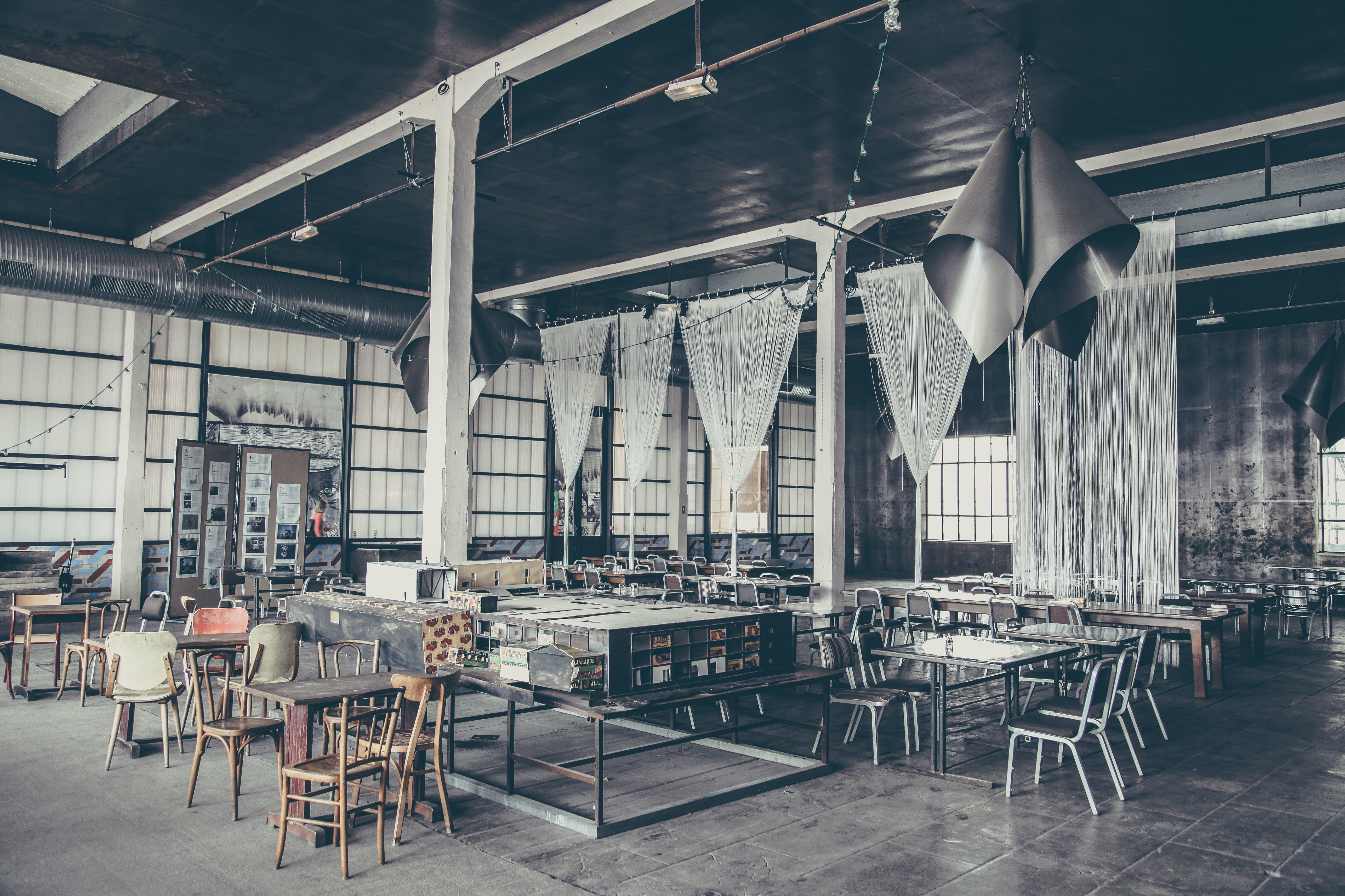 no people, indoors, inside, comfortable, absence, flooring, interior, decoration, business, bar, nightclub, roof, seat, cafeteria, tables, nobody, table, HD Wallpaper