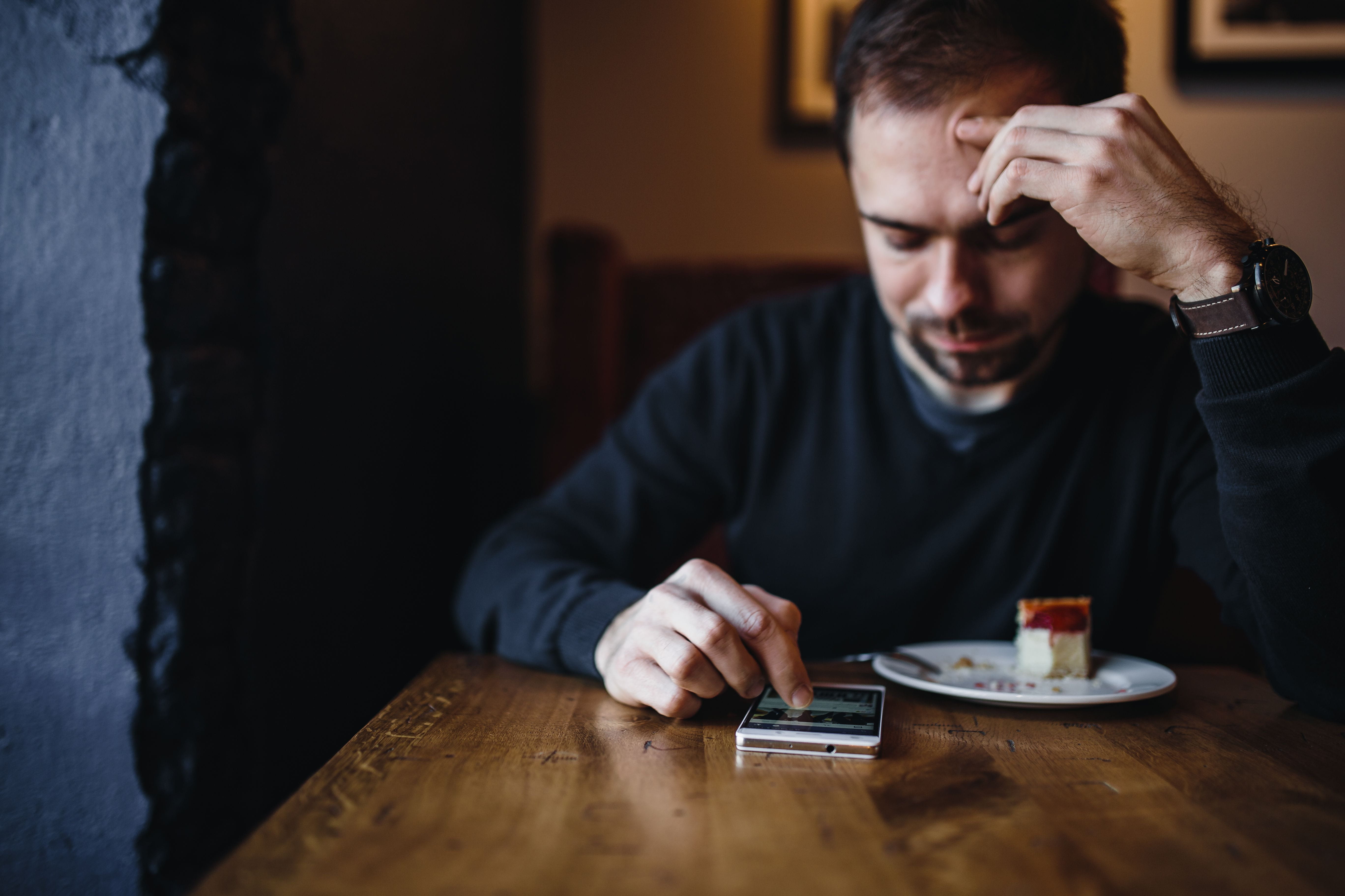 coffee, indoor, food and drink, people, elegantly, sititng, adults only, hand, business, real people, emotional Stress, interior, lifestyles, man, cafe, HD Wallpaper