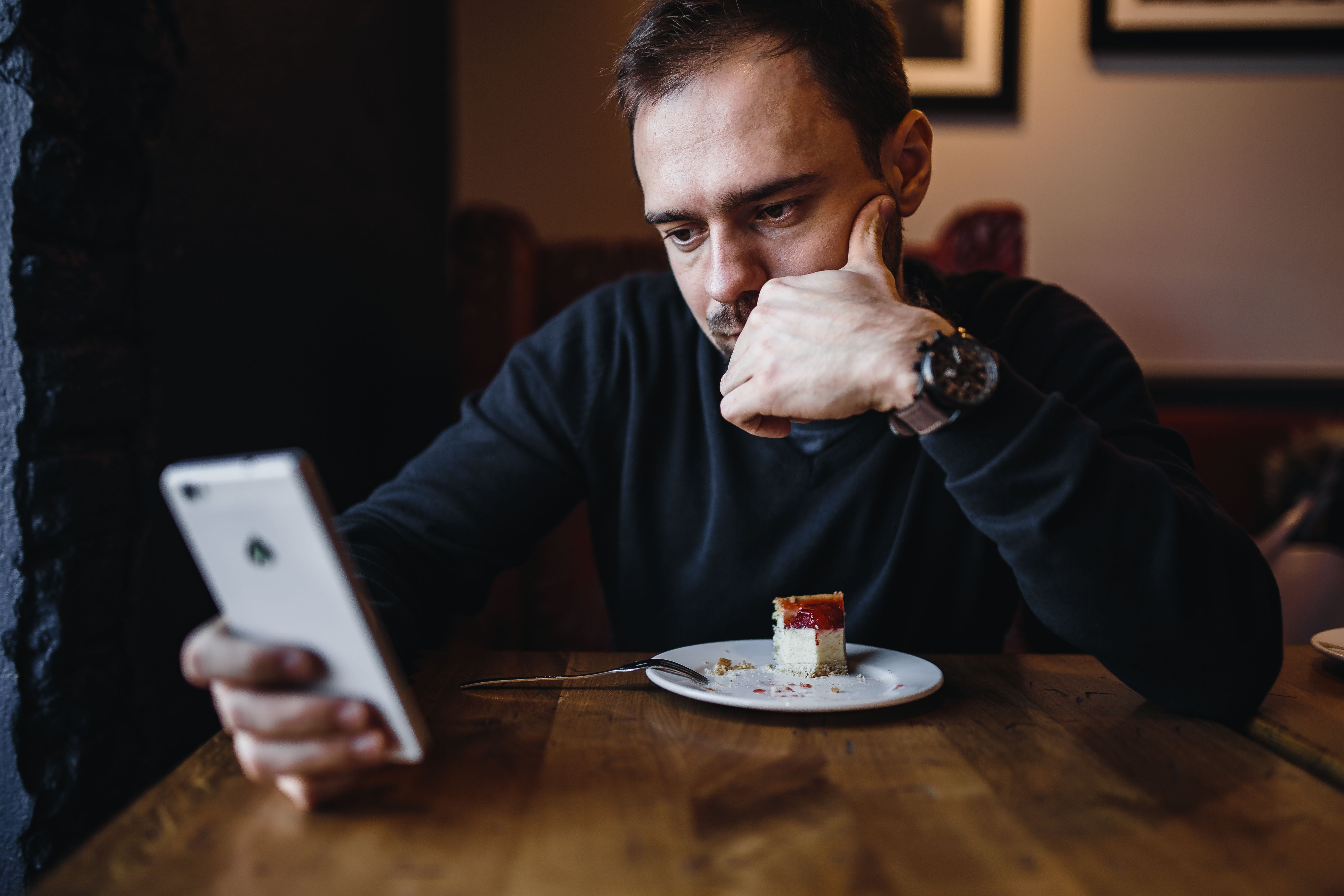 Young, people, technology, table, indoors, wireless Technology, drinking, casual Clothing, portable information device, caucasian Ethnicity, telephone, HD Wallpaper