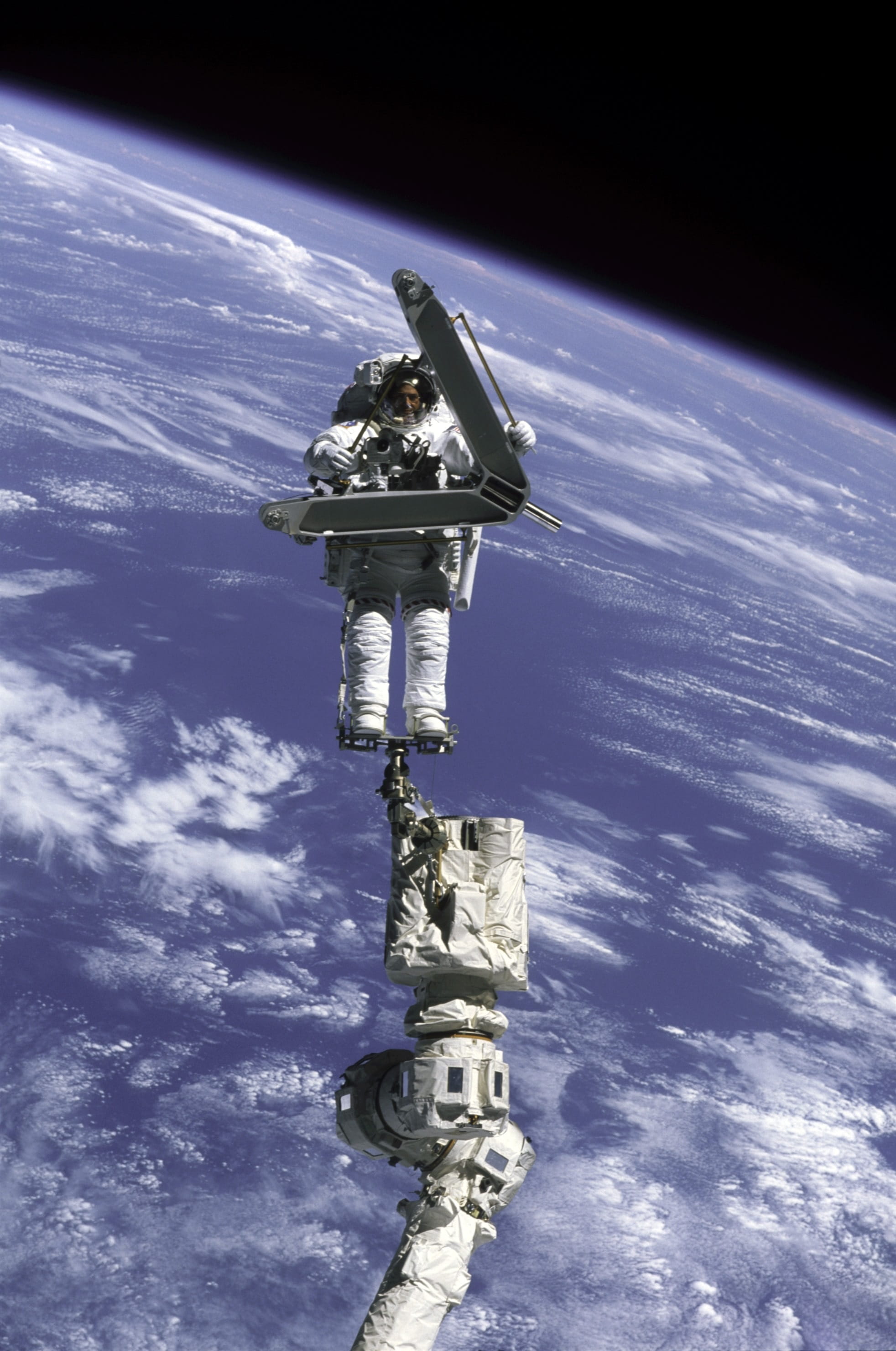 floating, Astronaut, planet earth, sky, day, cold temperature, space exploration, technology, extravehicular activity, snow, nature, astronomy, Spacewalk, Phone HD Wallpaper