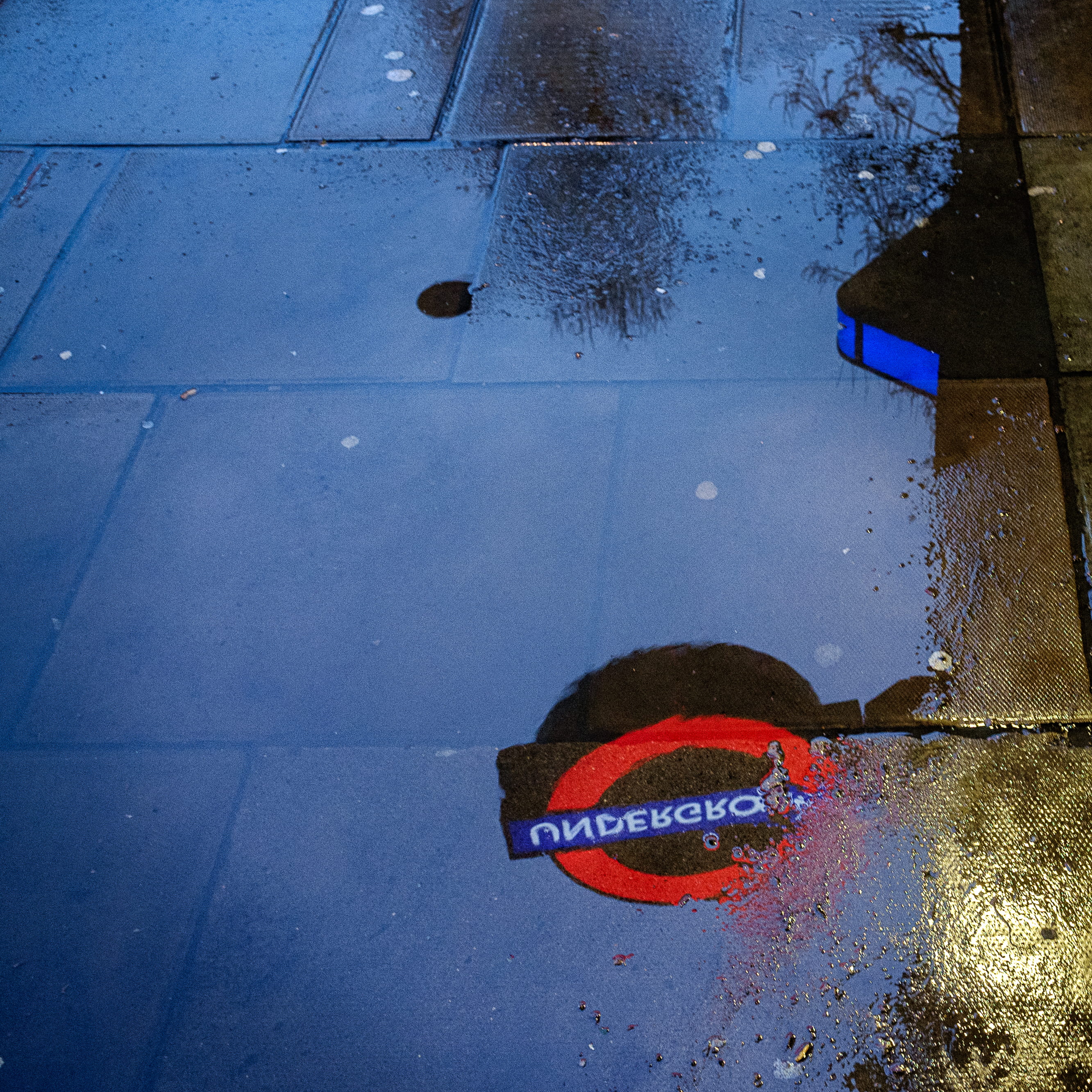 close-up, bad, nature, footpath, lifestyle, water, train, rain, reflection, architecture, outdoors, rainy season, wet, 2K, no people, urban, london, weather, Phone HD Wallpaper