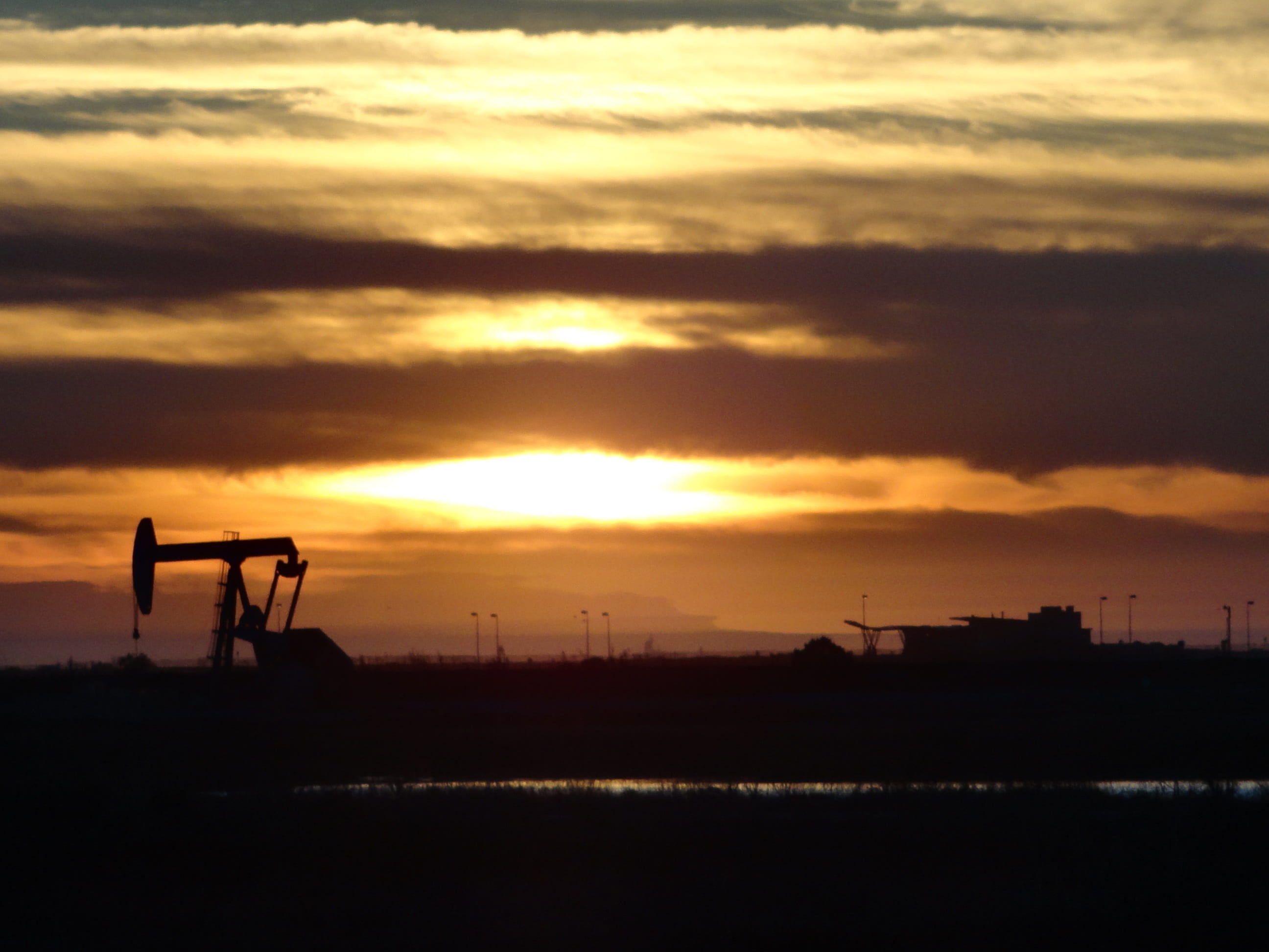 cloud - sky, construction equipment, environment, orange color, scenics, sun, Oil Rig, beauty in nature, no people, beach, back Lit, gasoline, land, ocean, HD Wallpaper