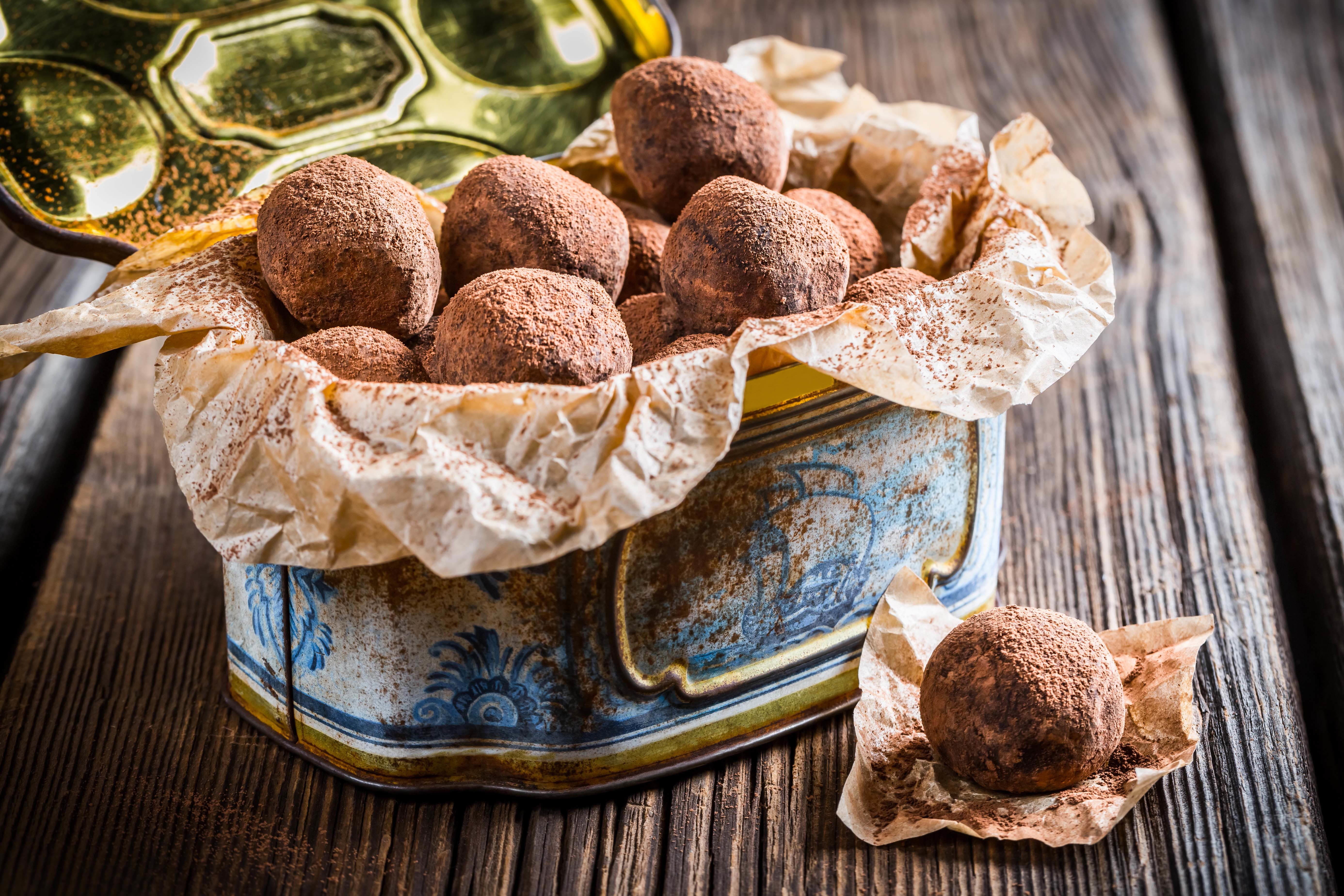 food and drink, wellbeing, box, snack, sweet food, no people, temptation, container, ready-to-eat, healthy eating, freshness, close-up, bread, french food, HD Wallpaper