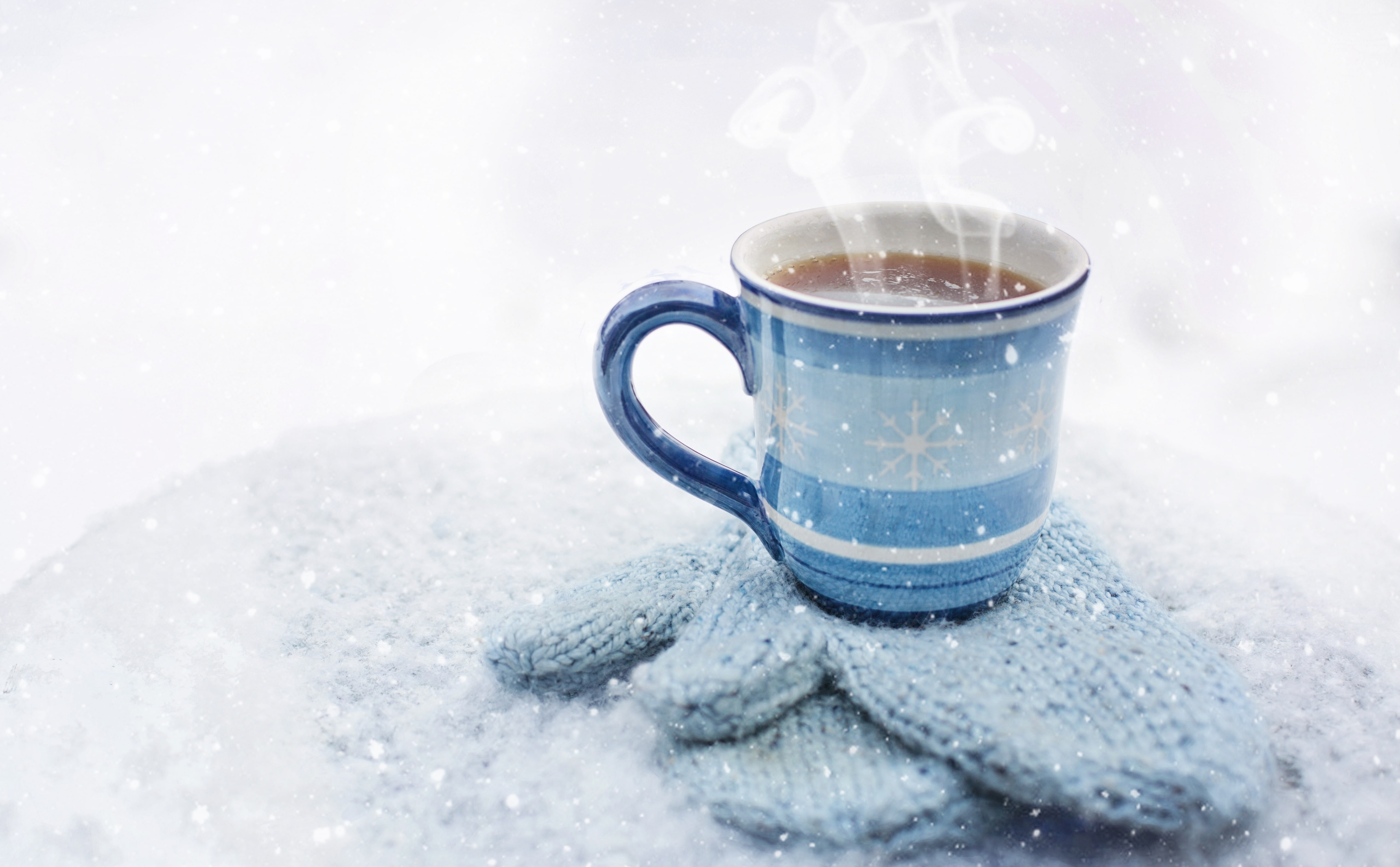 close-up, White, ceramic, tea cup, snowing, Mittens, drink, beverage, freshness, nature, striped, white color, Fresh, hot drink, Snow, brightly lit, coffee cup, HD Wallpaper