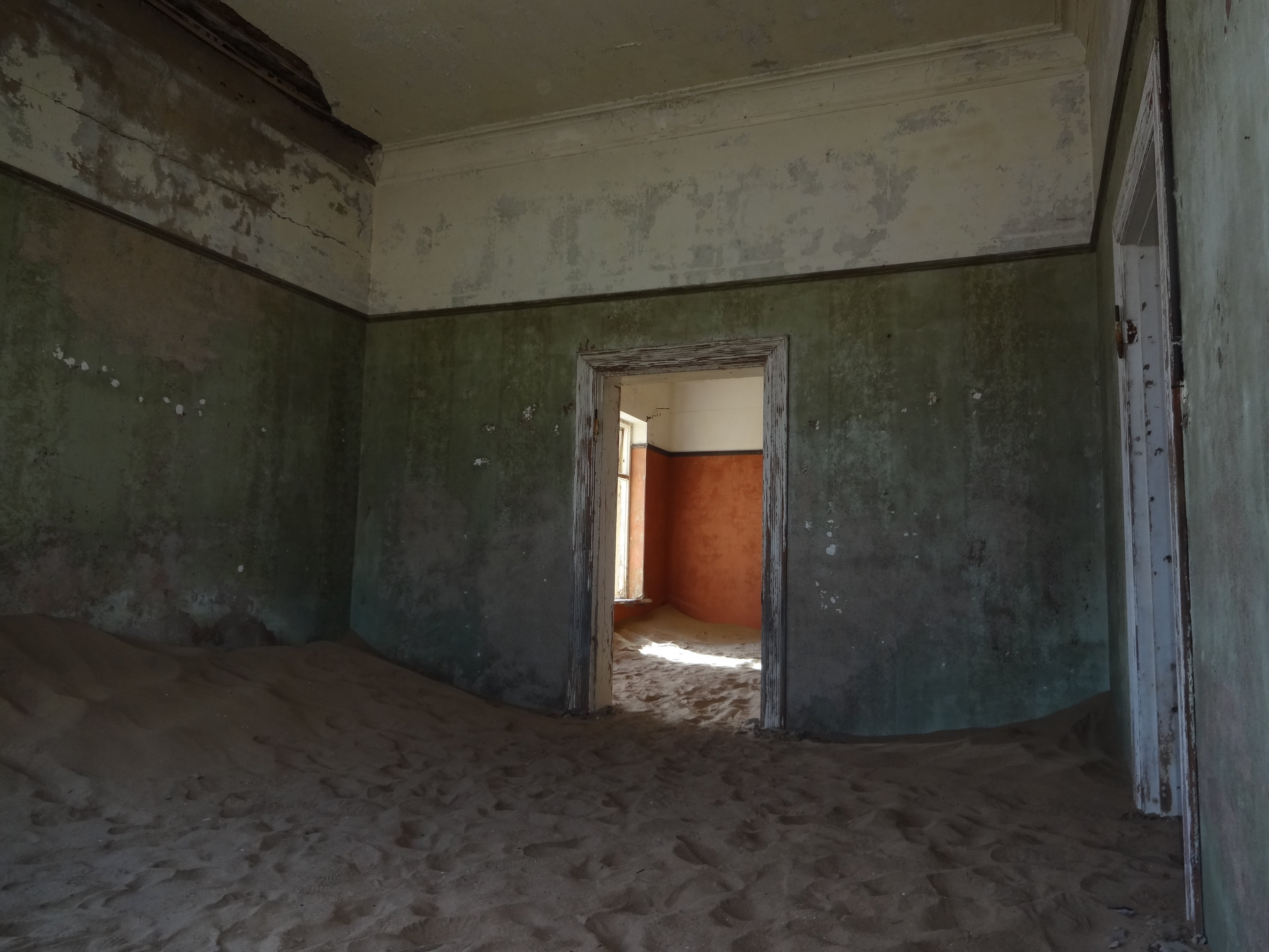 ruin, decline, weathered, desolate, old, damaged, entrance, house, historic, door, run-down, ghost town, building, desert, 2K, empty, deserted, absence, HD Wallpaper
