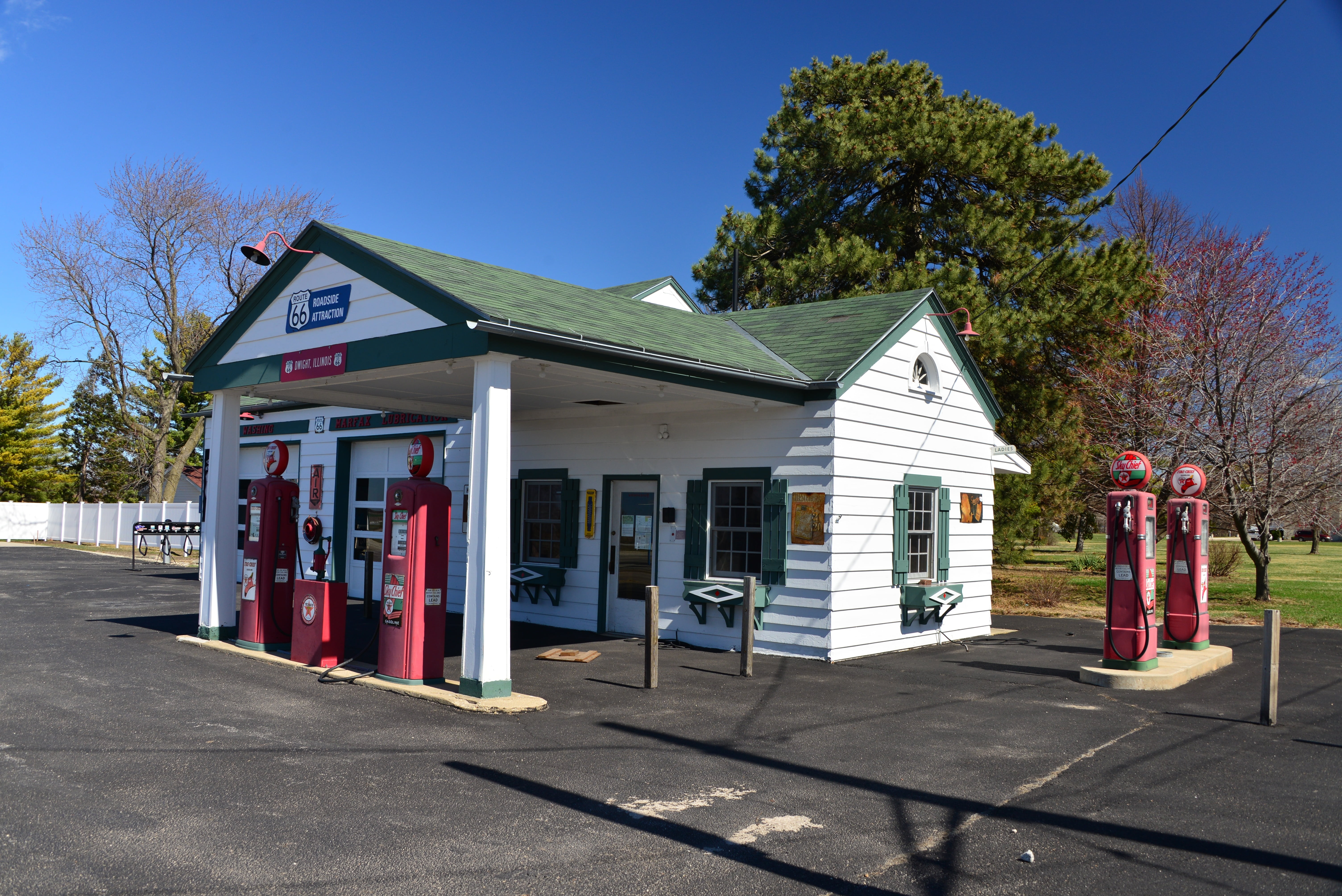 dwight, 66, footpath, roadside, built structure, entrance, sidewalk, sky, gas station, attraction, outdoors, architecture, building, transportation, vintage, HD Wallpaper