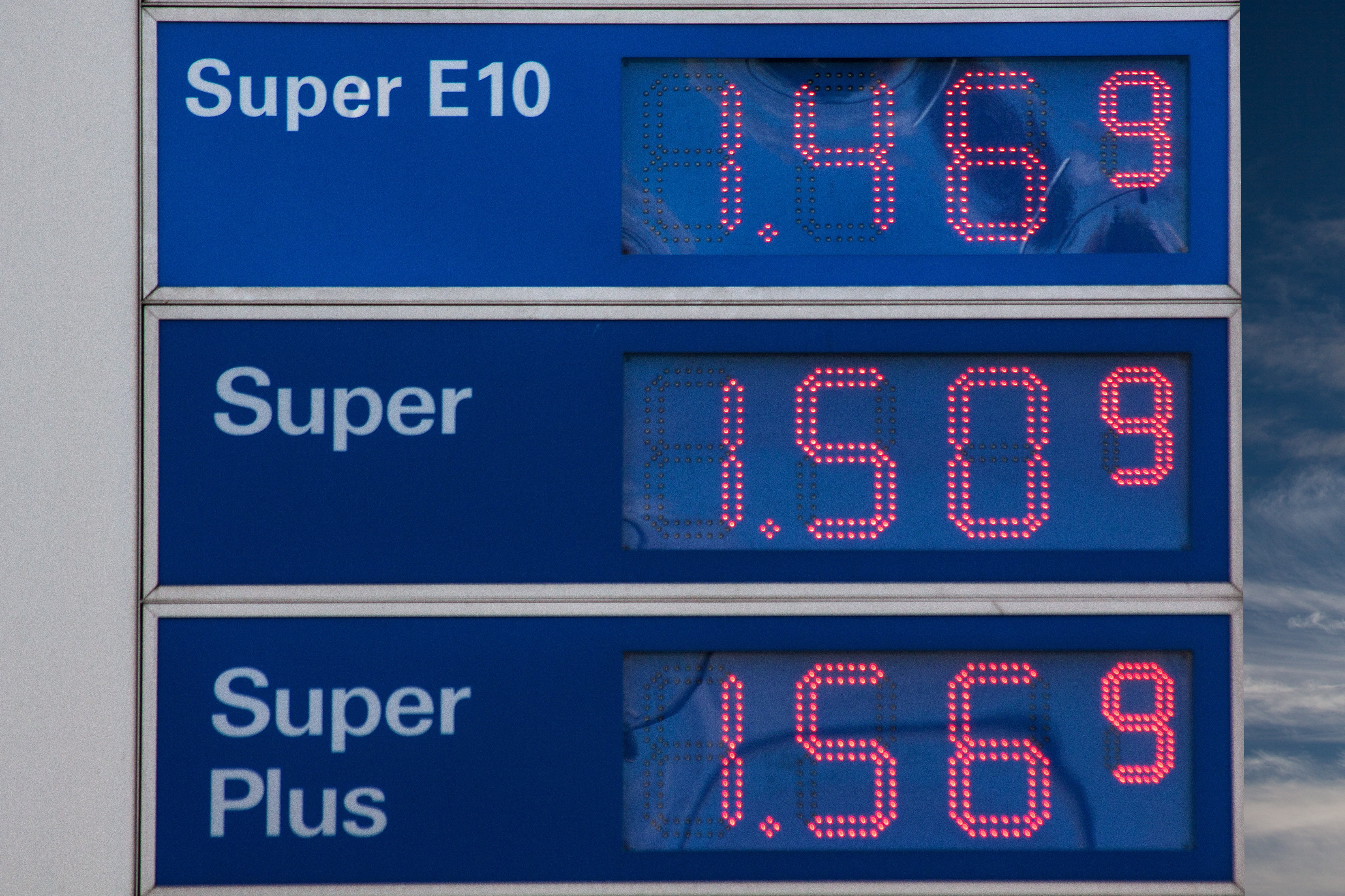 petrol, refuel, data, close-up, communication, western script, information, business, gas, arrow symbol, super, day, ad, displaying, blue, scoreboard, e, HD Wallpaper