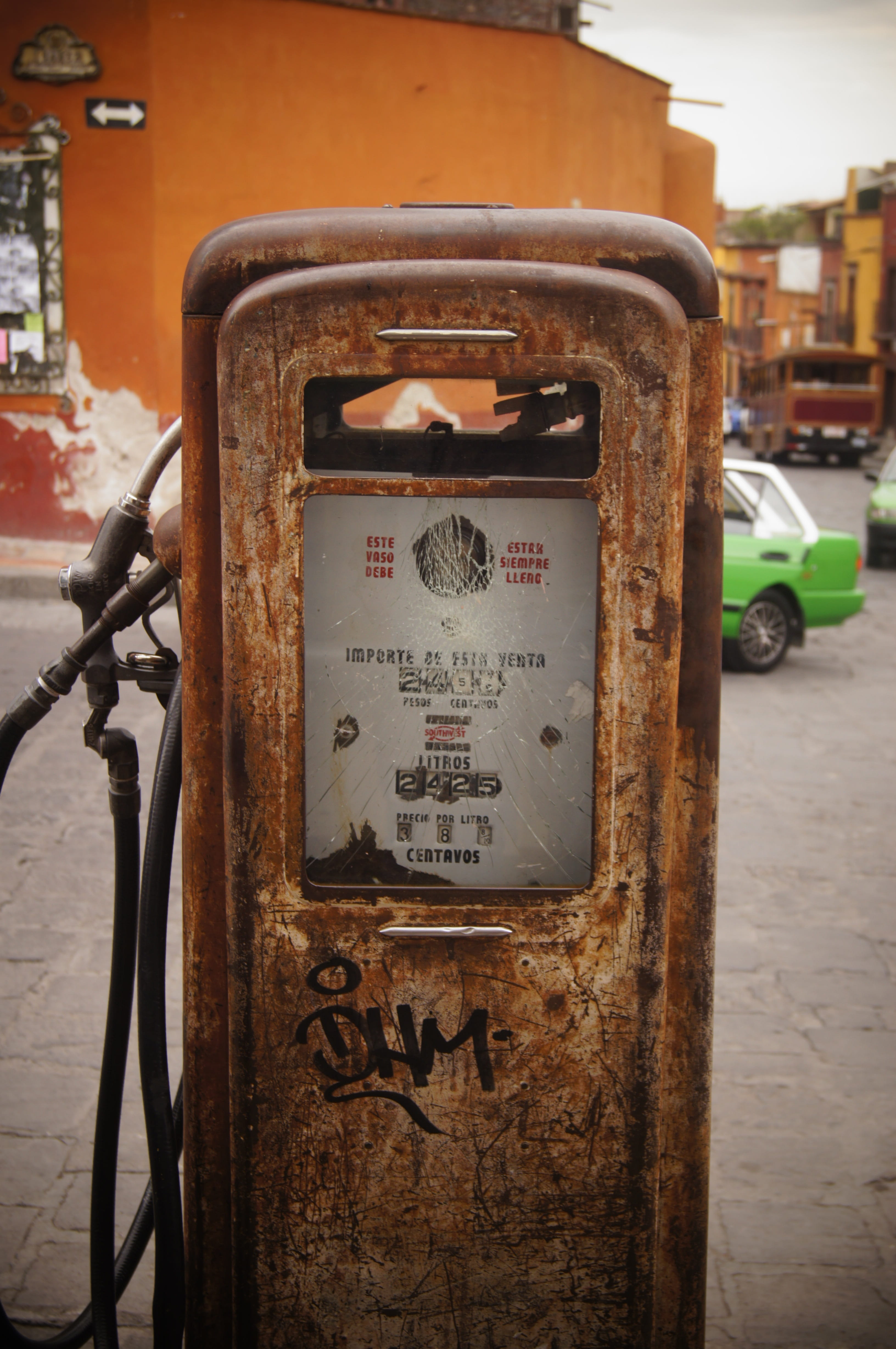 push button, close-up, old, communication, station, meter - instrument of measurement, guanajuato, gas, text, day, petrol station, western script, building exterior, Phone HD Wallpaper