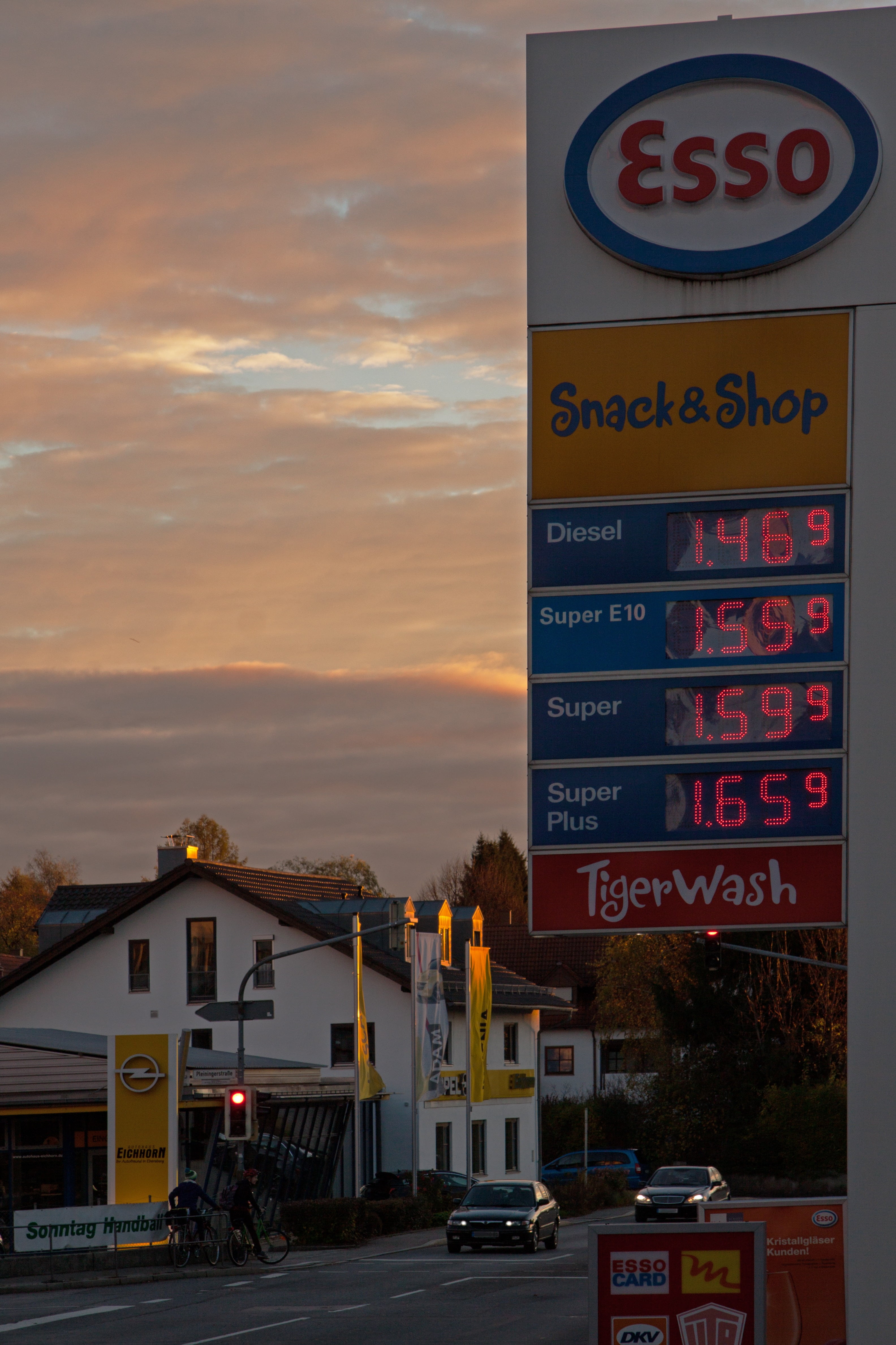 scoreboard, building exterior, text, road sign, transportation, petrol stations, refuel, 4K, architecture, cloud - sky, land vehicle, super, car, sign, Phone HD Wallpaper
