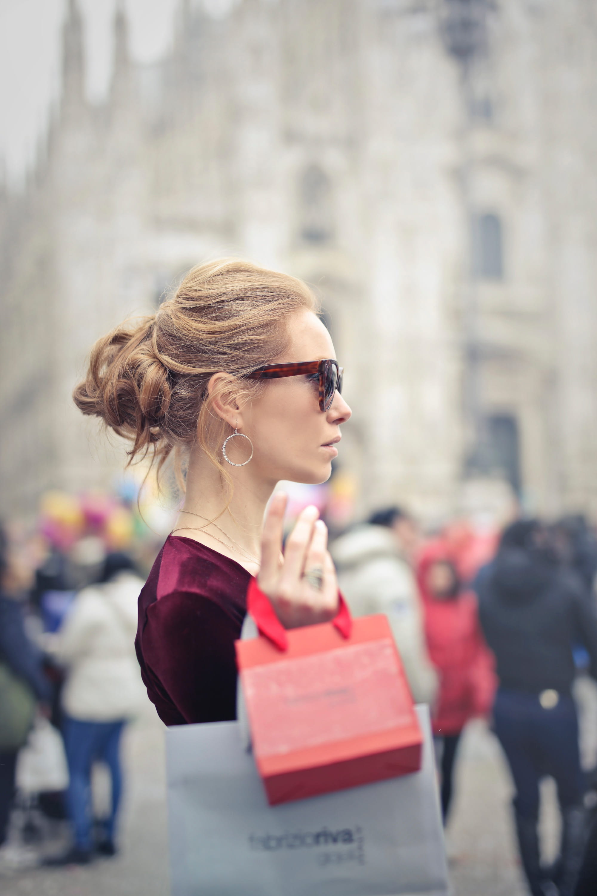 young, people, blonde hair, young women, incidental people, earrings, bags, blonde, shopping bags, satin top, hairstyle, design, day, shine, blond hair, Phone HD Wallpaper