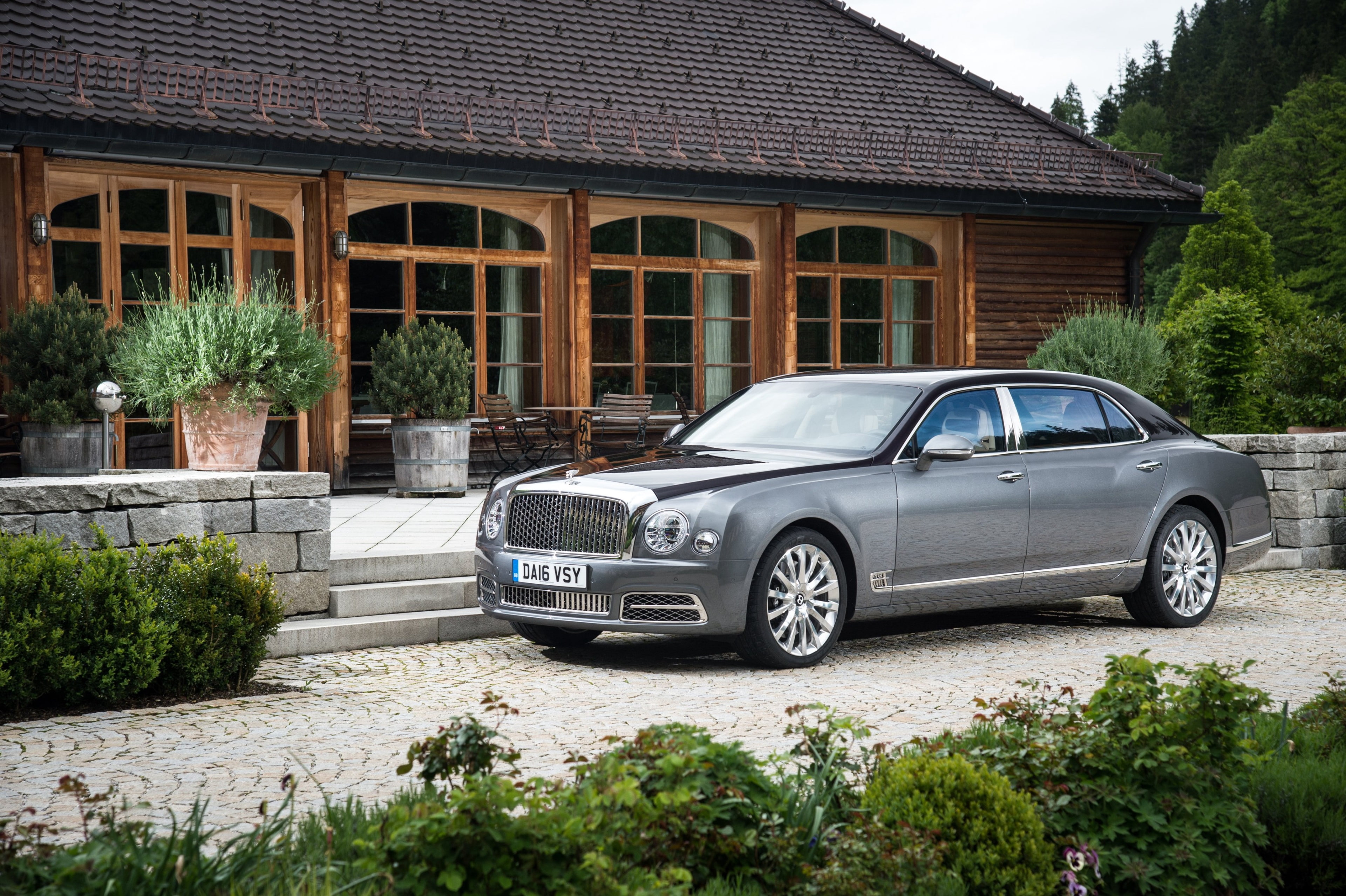 car, tree, outdoors, built structure, retro styled, bentley mulsanne 4k  hd background, day, building exterior, luxury, plant, nature, garage, 4K, transportation, HD Wallpaper
