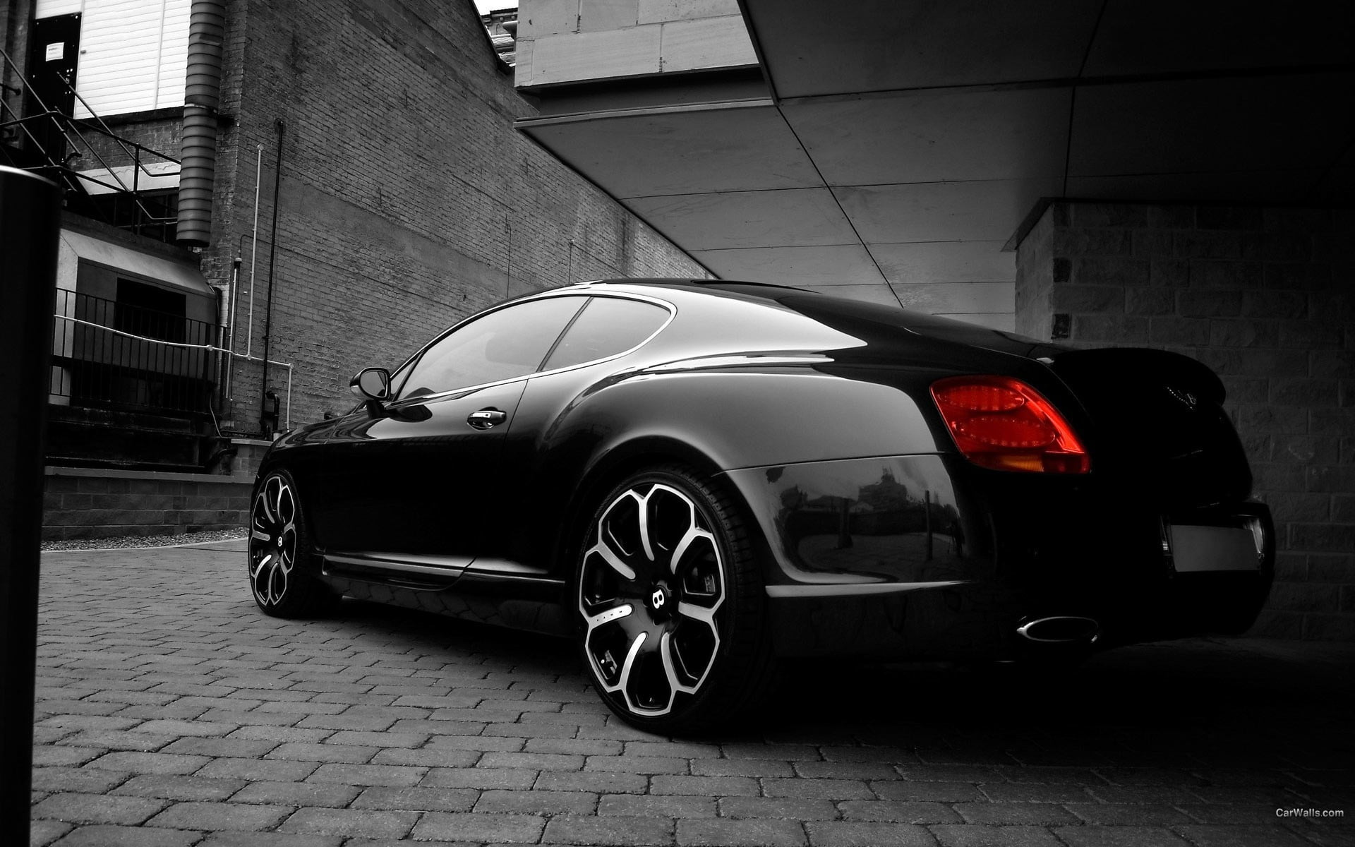 selective coloring, day, building exterior, Bentley, sports car, street, built structure, car, architecture, garage, vehicle, road, city, mode of transportation, HD Wallpaper