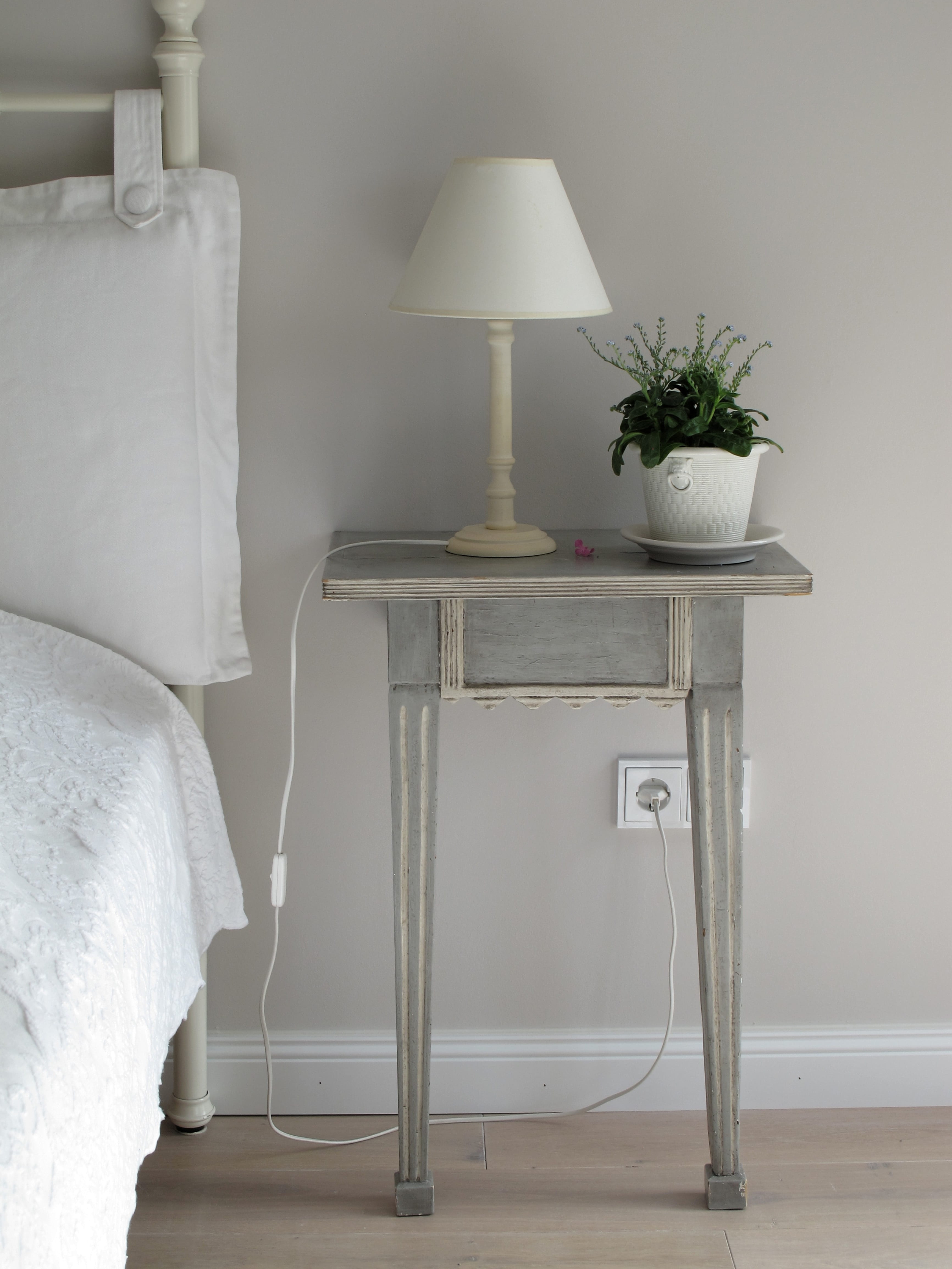 decor, day, comfort, top, modern, bedroom, lamp, soft, bedding, home, design, vase, relaxation, grey, linen, 4K, nature, flower, clean, plant, light, house, Phone HD Wallpaper