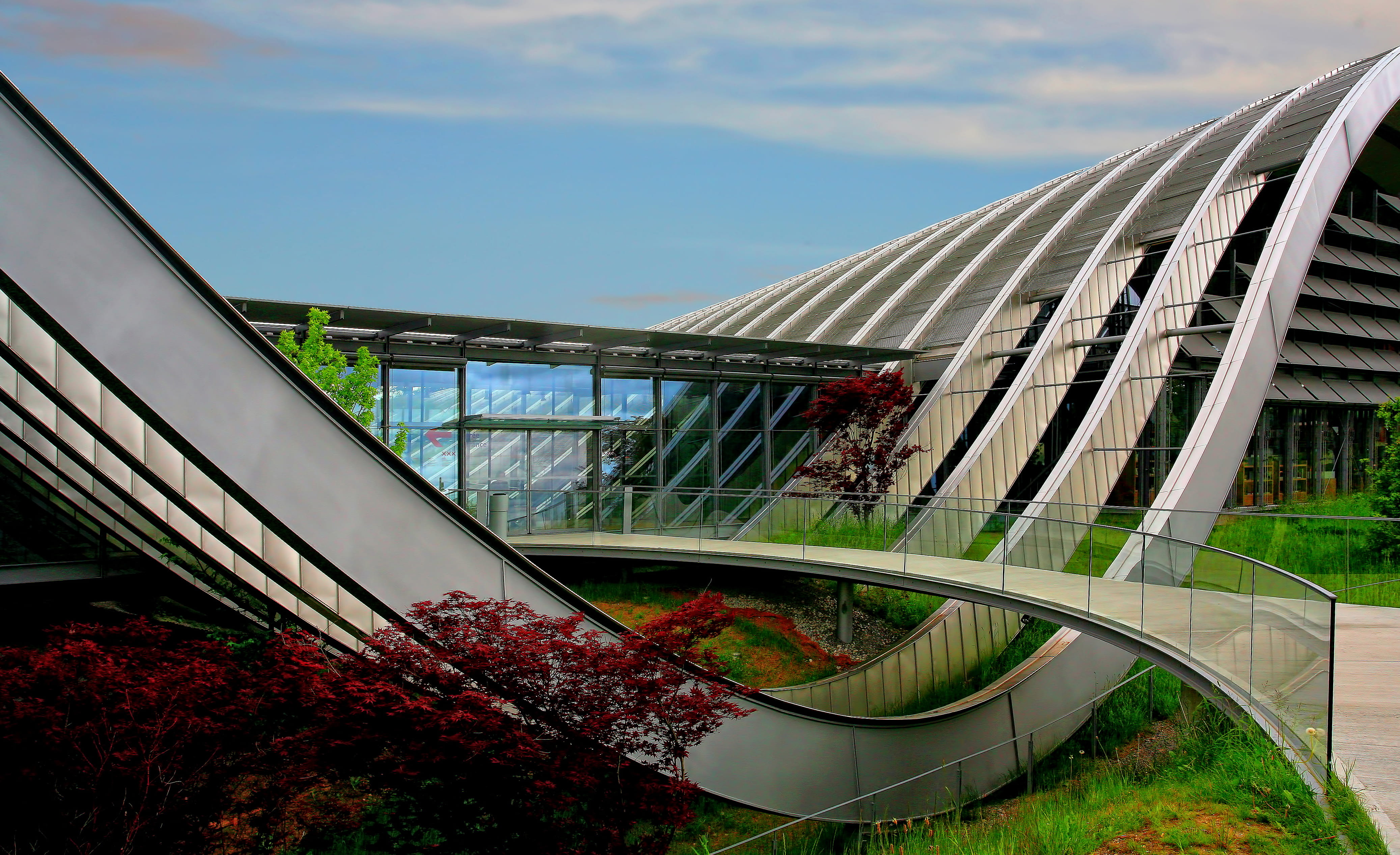 day, gray, modern, no people, connection, futuristic, outdoors, glass, built Structure, tree, curve, nature, bridge, beside, office building exterior, leaf, HD Wallpaper