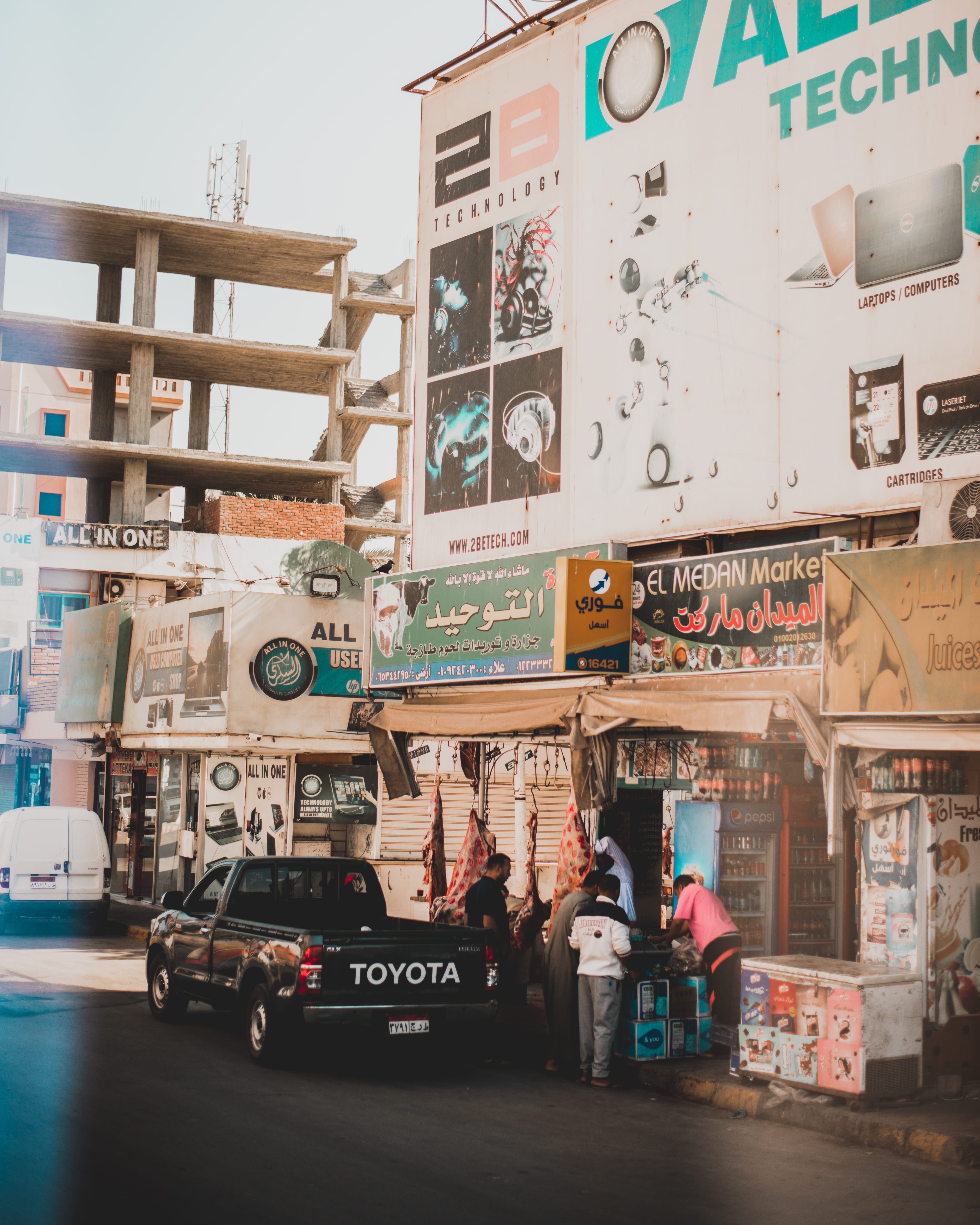 5K, communication, box, city, car, streets, town, modern, road, item, street, cars, daylight, text, building exterior, motor vehicle, people, lot, built structure, Phone HD Wallpaper