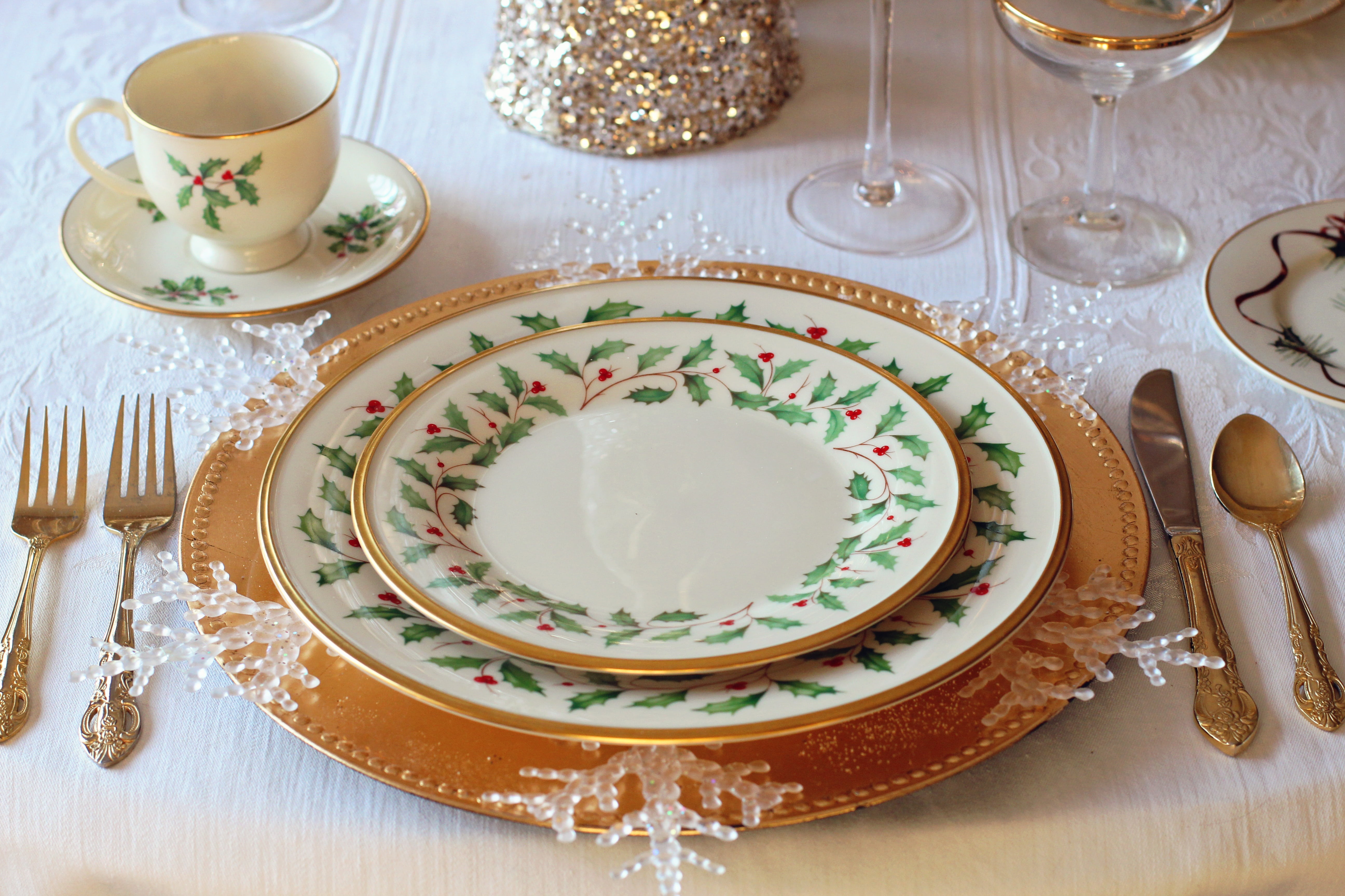 saucer, christmas table, place mat, red, forks, delicious, place setting, tea - hot drink, no people, tea, plate, 5K, lenox, season, food and drink, tea cup, HD Wallpaper