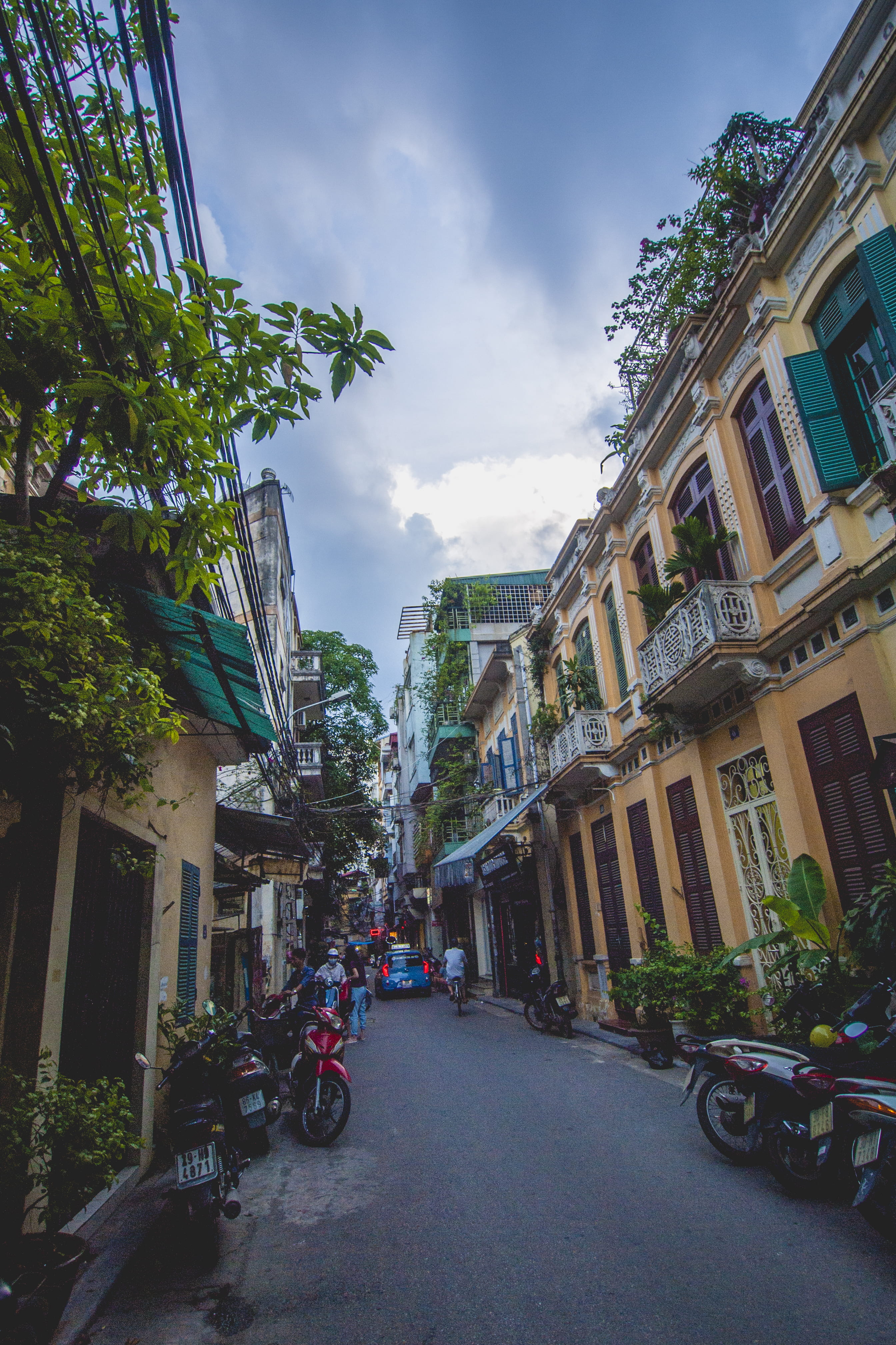 4K, bike, moped, alley, incidental people, city, low, direction, sky, village, mode of transportation, narrow, lifestyle, street, transportation, motor vehicle, Phone HD Wallpaper