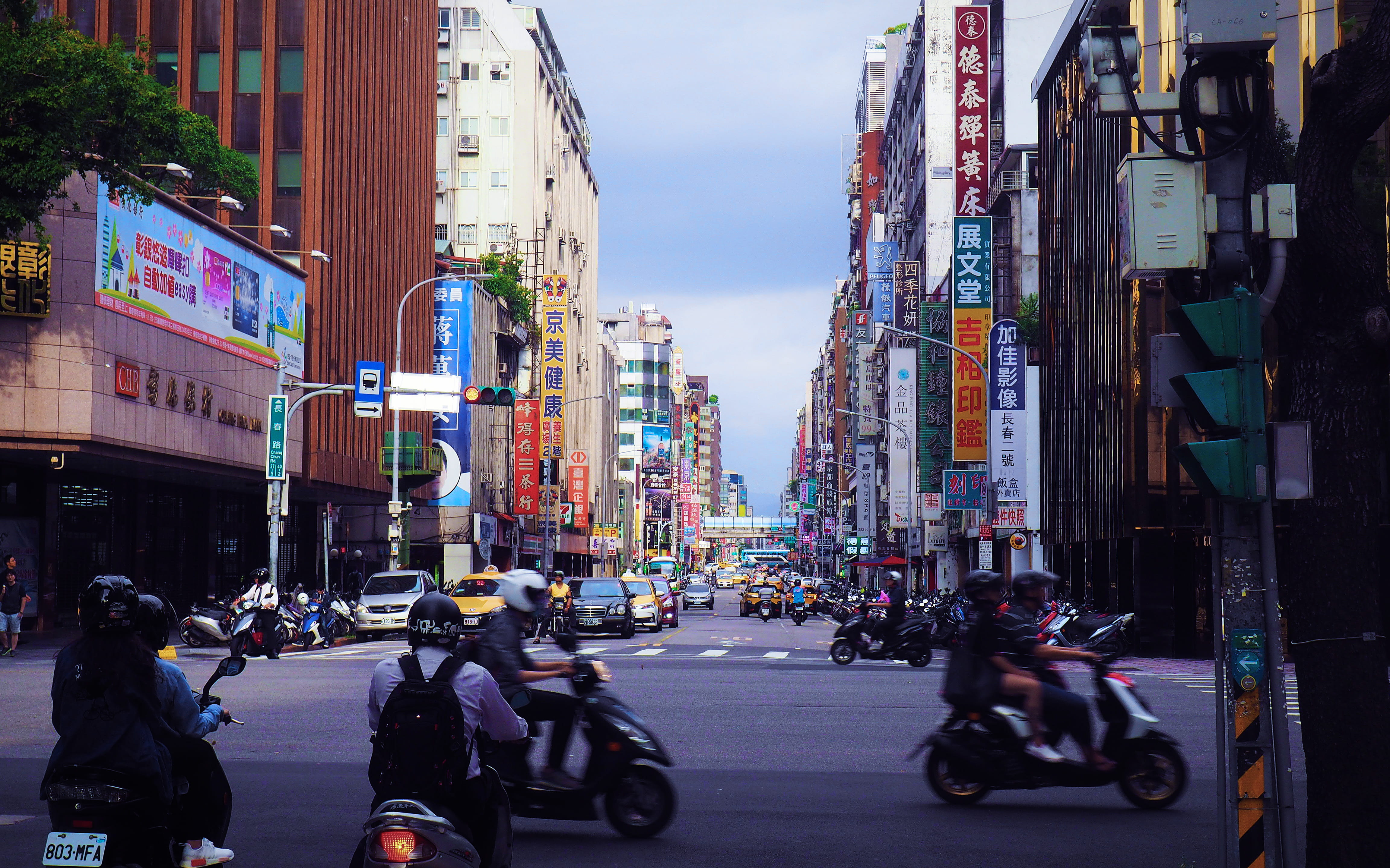 motor vehicle, exploration, near, traffic, restaurant, building, rider, buildings, group of people, sign, city, street, outdoors, car, transportation, building exterior, HD Wallpaper