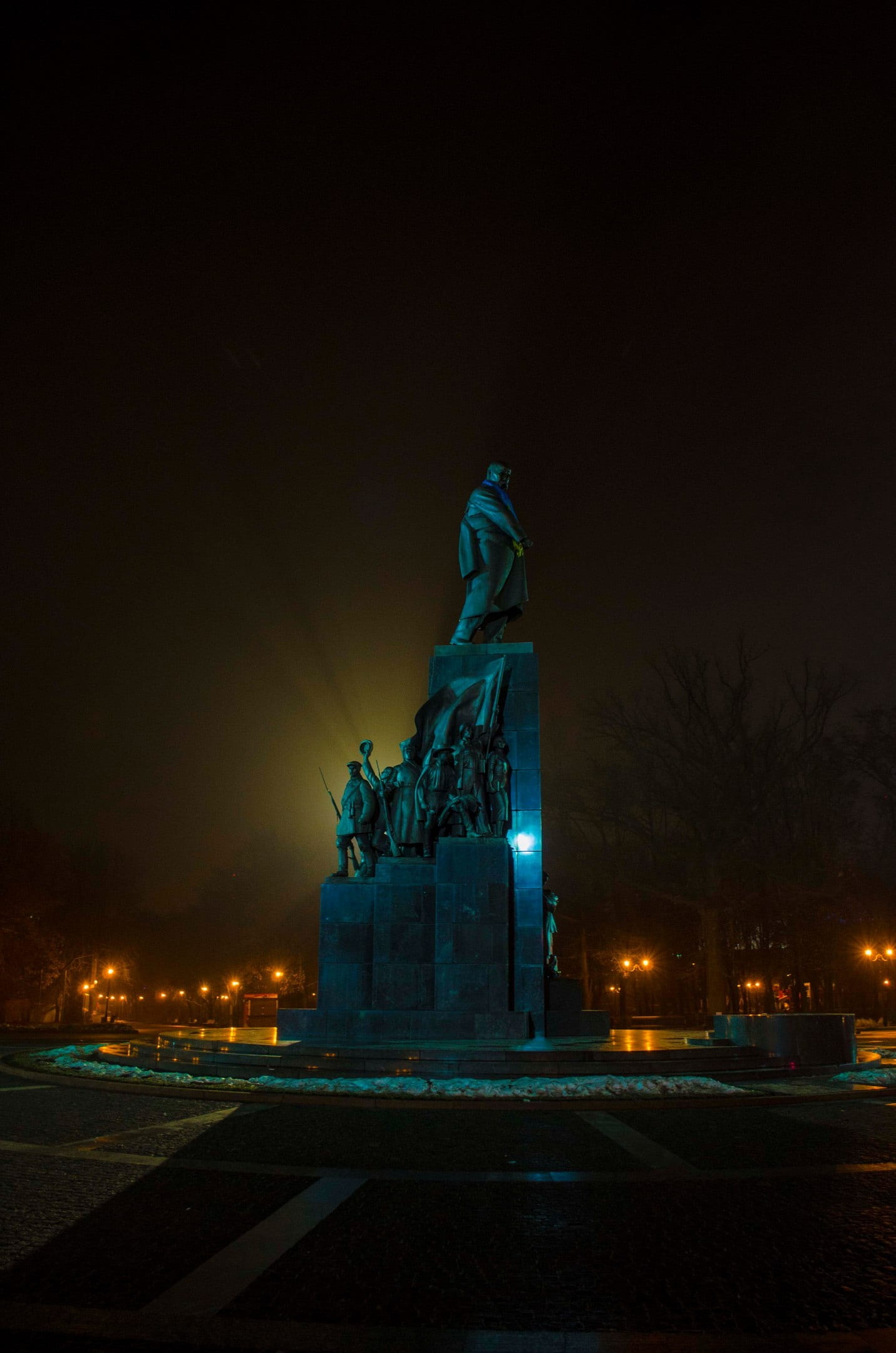 illuminated, no people, rays, kharkov, human representation, fog, city, autumn, representation, sky, monument, creativity, built structure, shevchenko, Phone HD Wallpaper