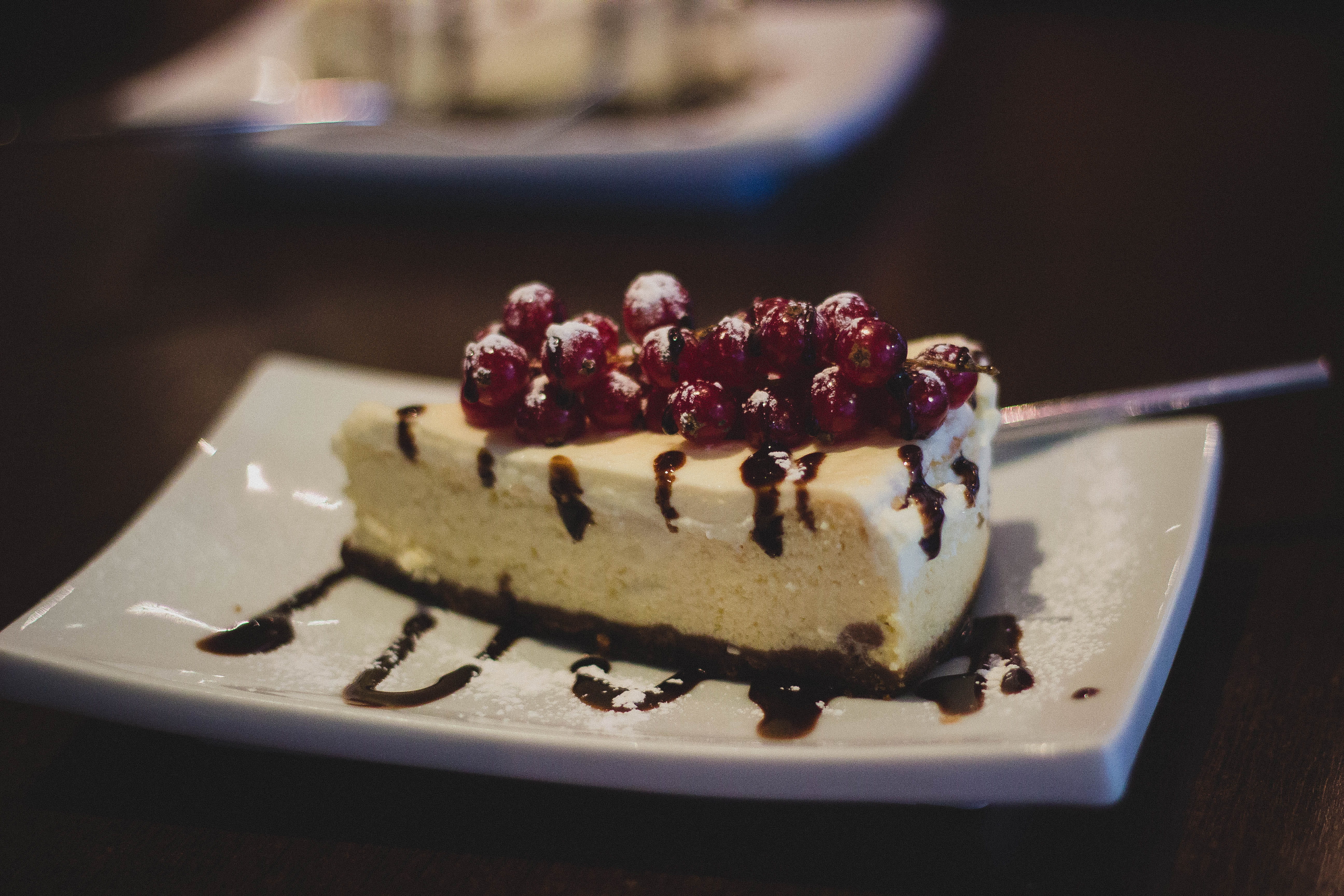 chocolate, freshness, chocolate drizzle, baked cheesecake, focus on foreground, indoors, dessert, temptation, plate, berries, icing sugar, berry fruit, HD Wallpaper