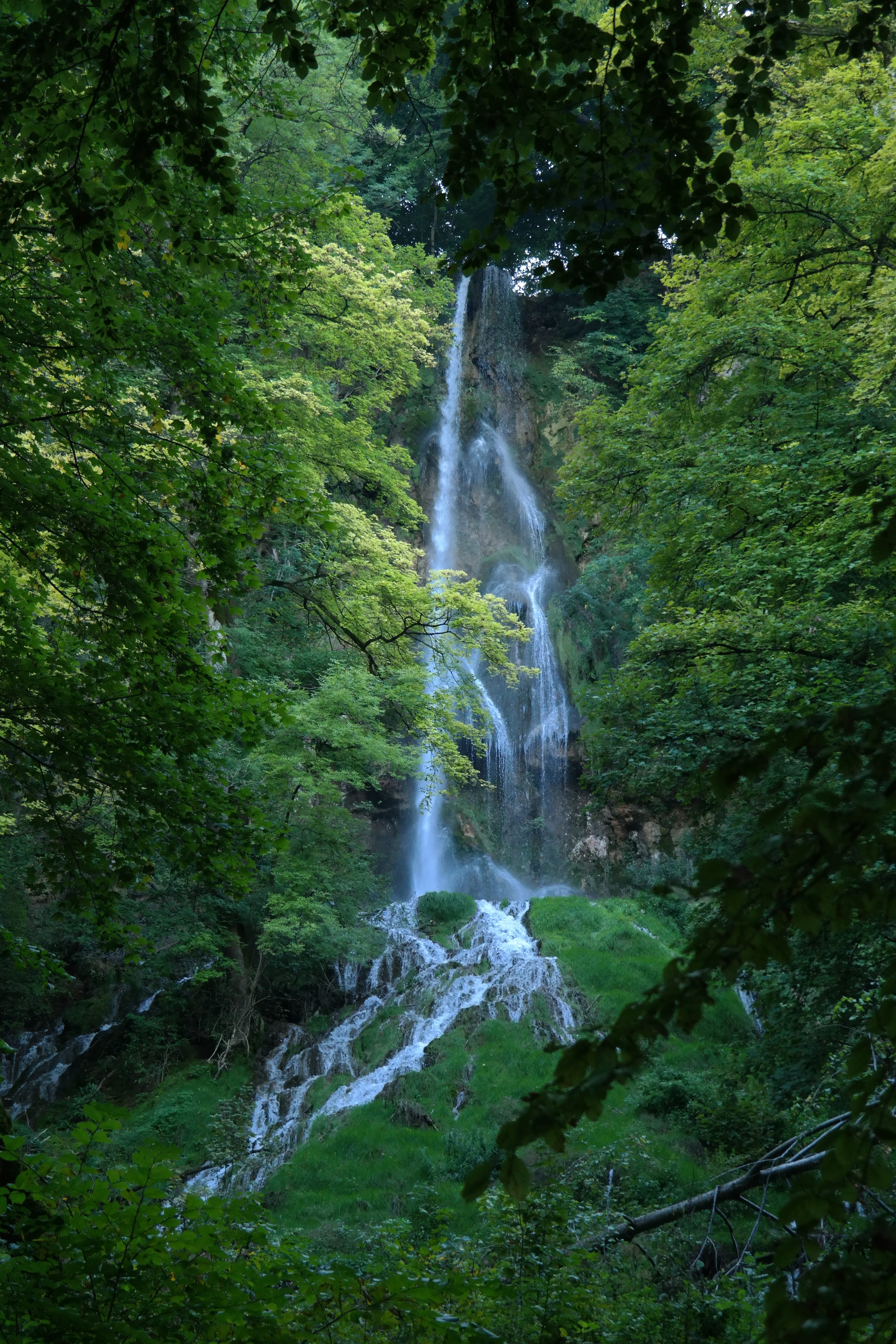 Urach, falling water, blurred motion, water veil, outdoors, tourist attraction, power in nature, scenics - nature, long exposure, lush foliage, places of interest, Phone HD Wallpaper