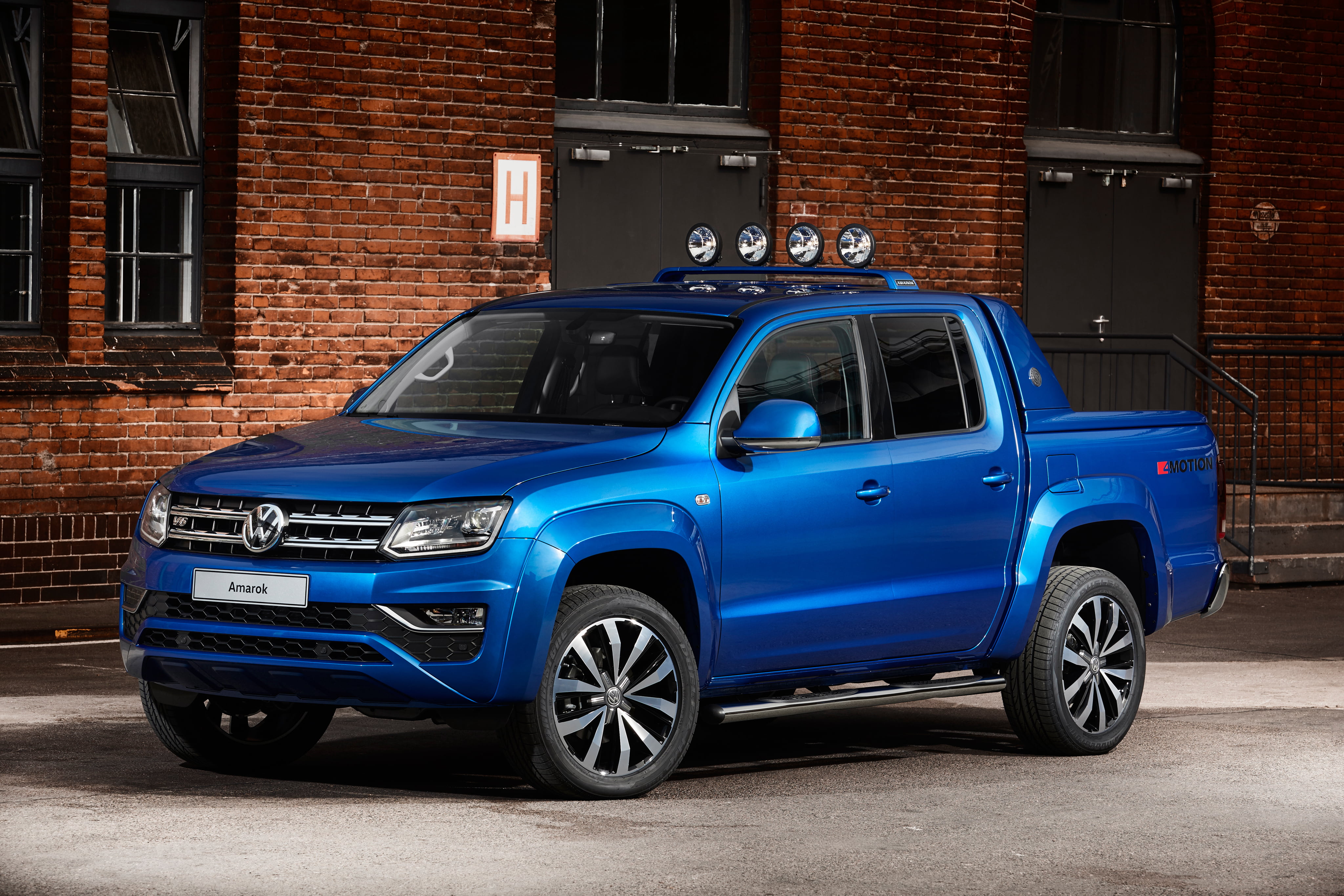 built structure, land vehicle, building, cab, building exterior, no people, truck, architecture, pickup, 4K, blue, transportation, vintage car, Volkswagen, HD Wallpaper