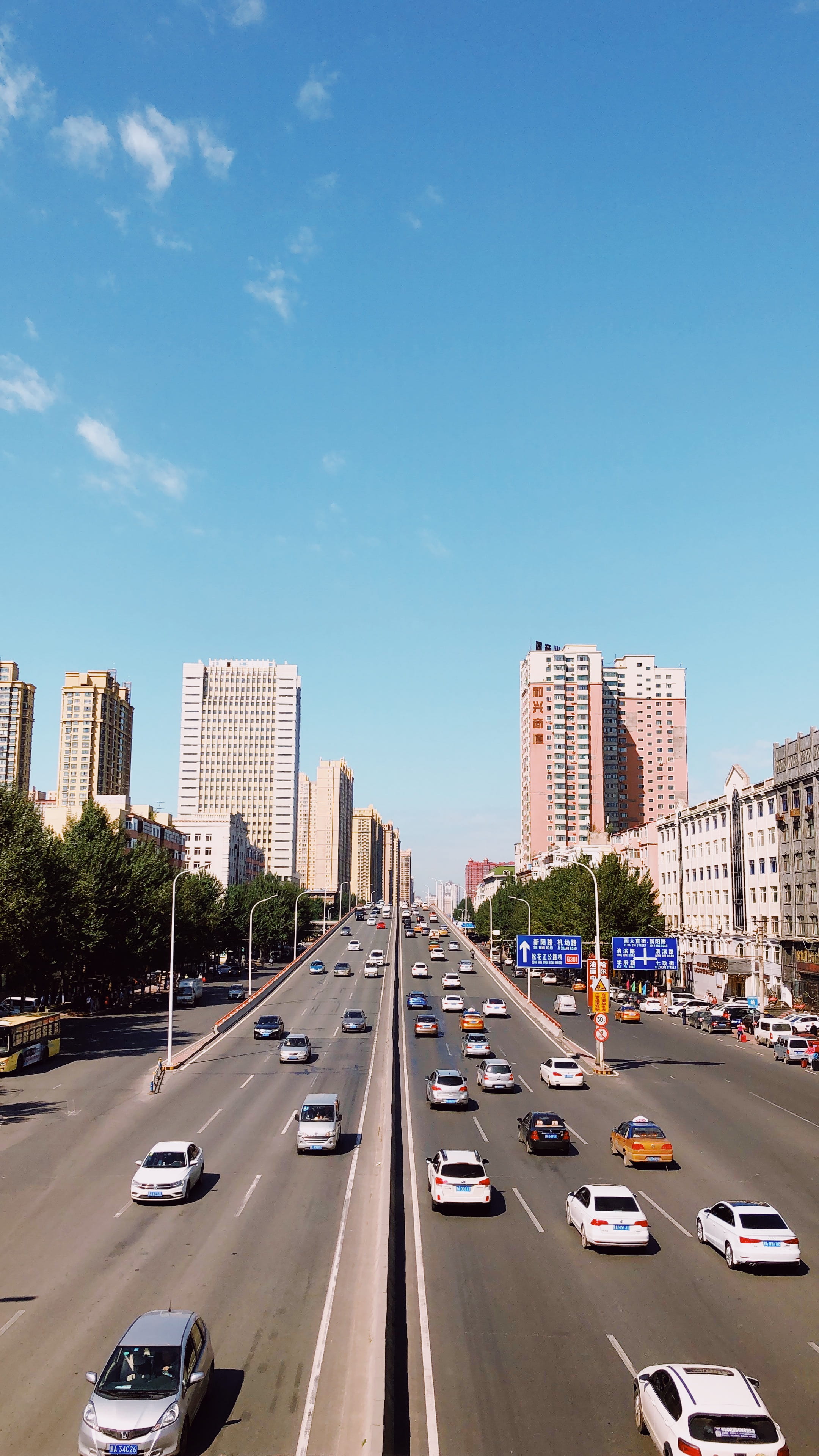 skyline, built structure, buildings, intersection, transportation, architecture, building exterior, traffic, city street, vehicle, direction, skyscraper, Phone HD Wallpaper