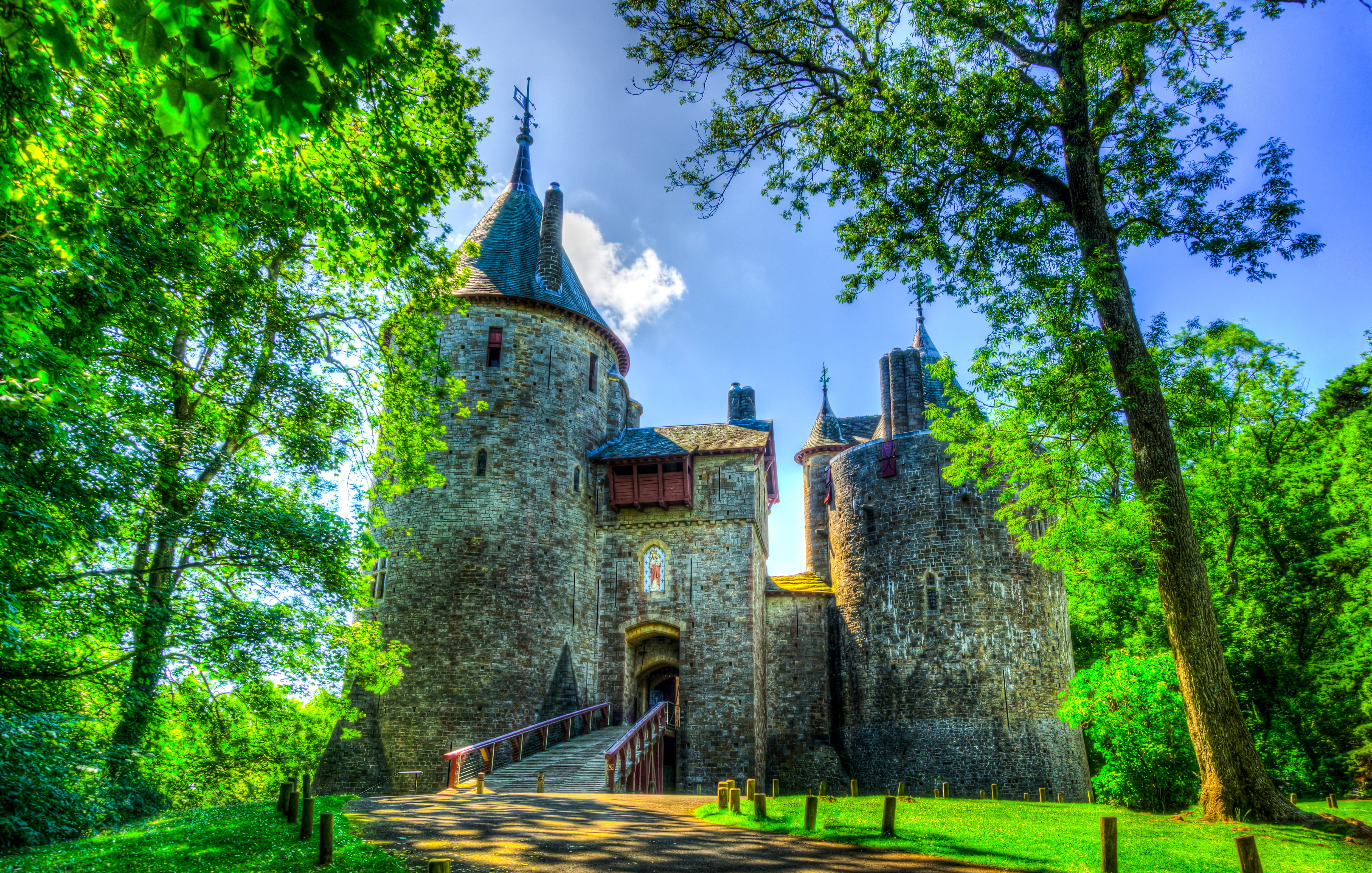 building exterior, belief, South Wales, grass, outdoors, greens, blue, 4K, building, nature, Castell Coch, tree, castle, spirituality, track, UK, architecture, HD Wallpaper