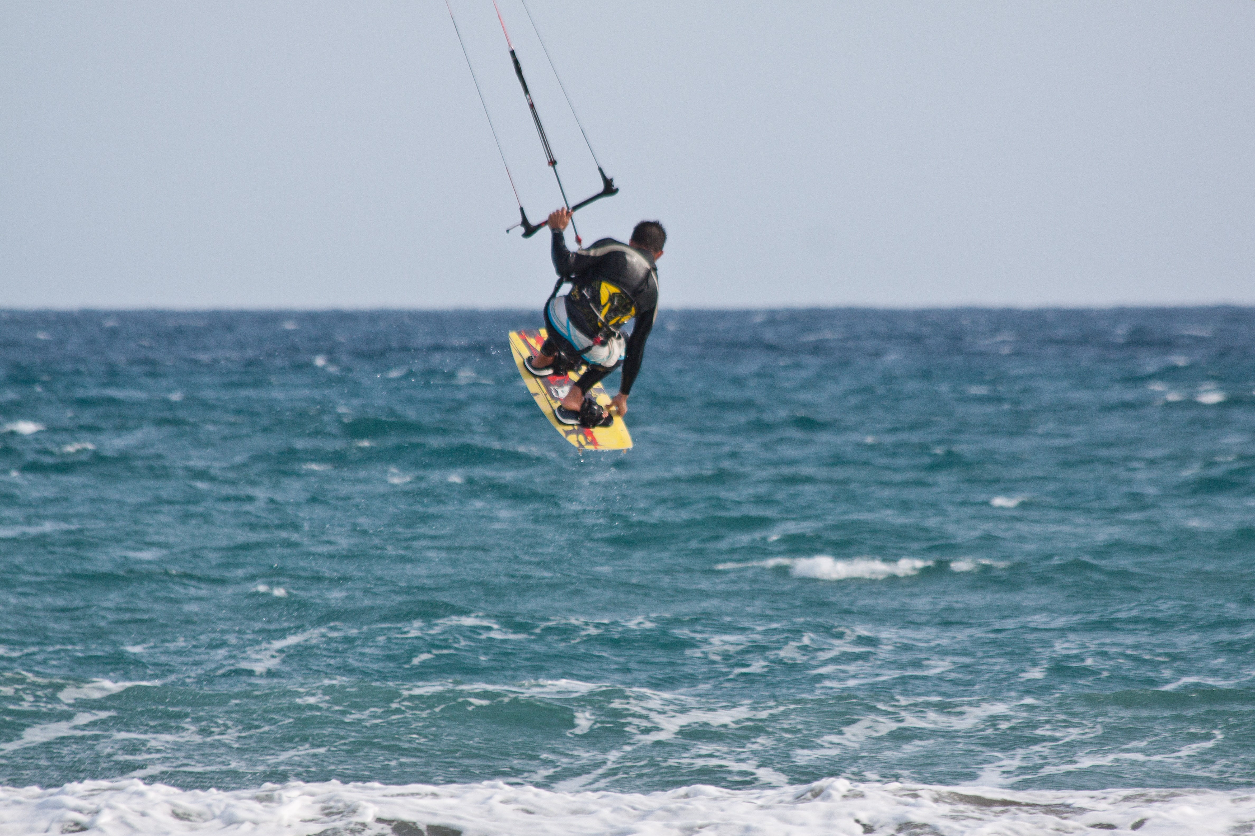 windsurfing, windscreen, jump, sea, nature, safety harness, kiteboarding, kite surfing, sky, drag, one arm, wakeboarding, surfing with wind drive, forward movement, HD Wallpaper