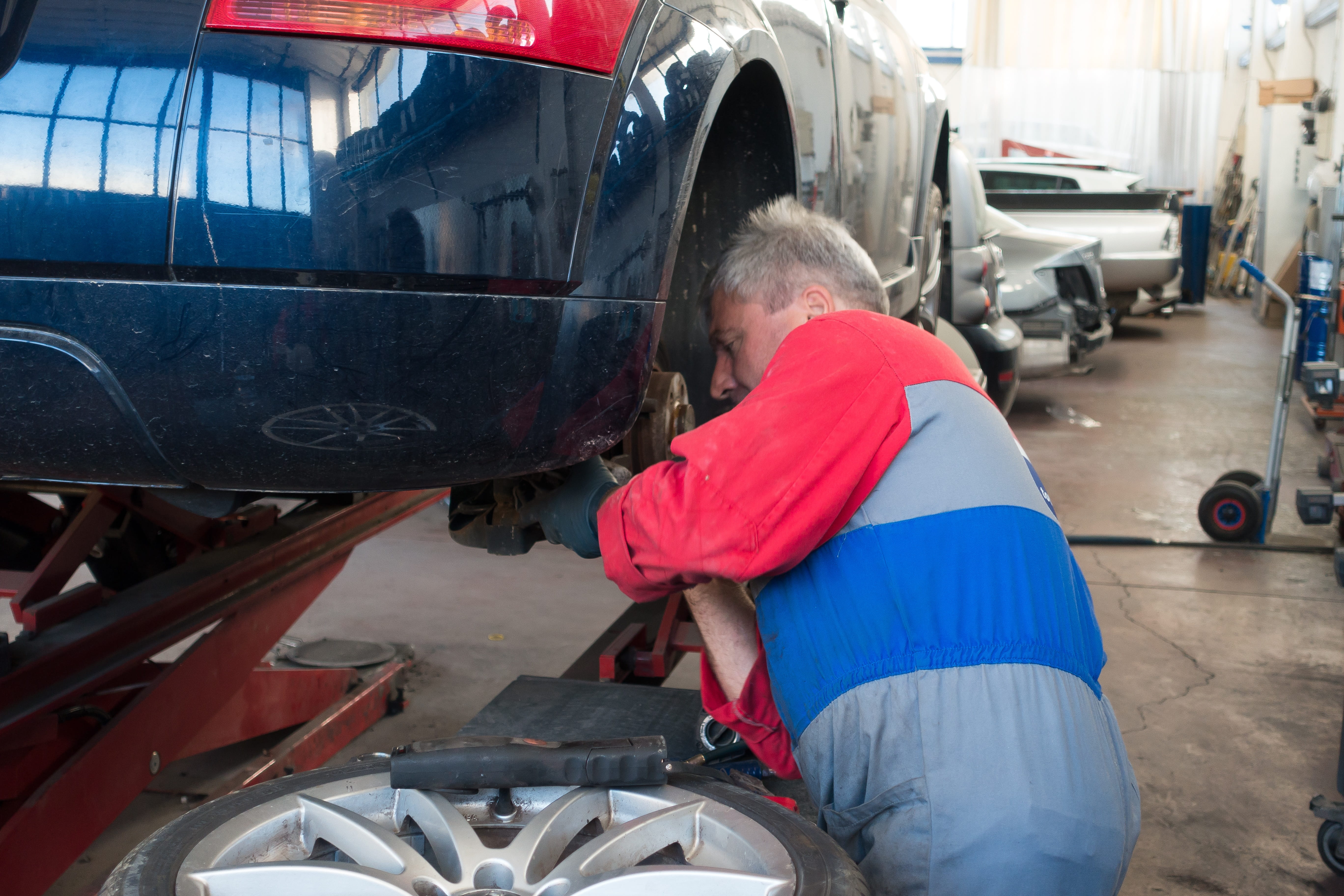 help, man of the fold, repairing, auto repair, master, mechanic, lift, men, responsibility, 5K, expert, auto mechanic, professional, males, specialist, HD Wallpaper
