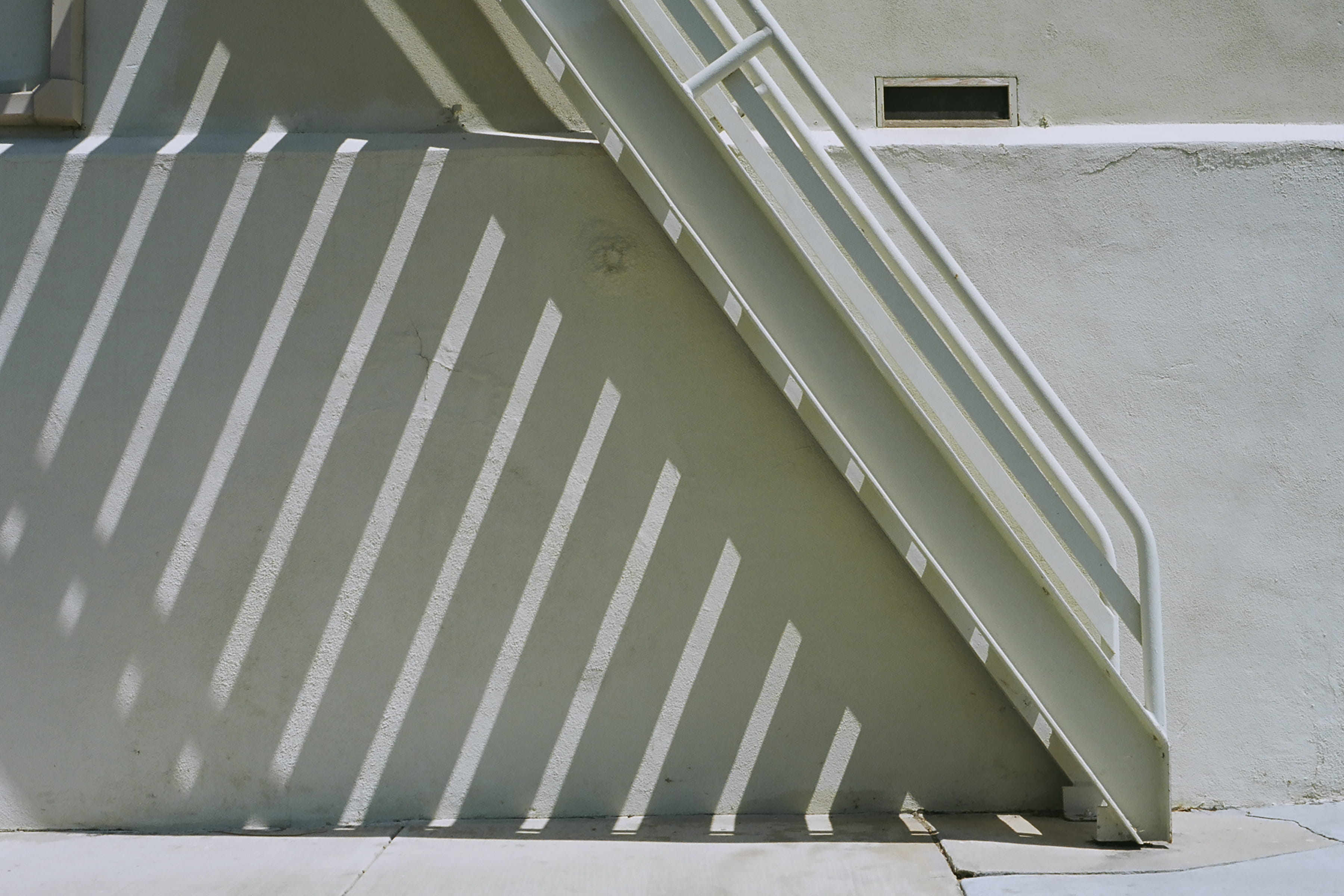 building exterior, stairwell, railing, no people, 2K, white color, built structure, concrete, transportation, day, city, steps and staircases, metal, wall - building feature, HD Wallpaper