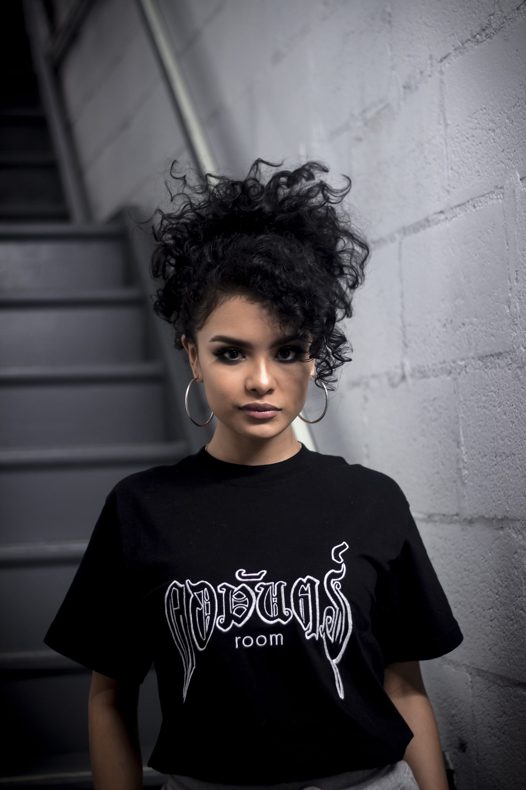 stair, t, posing, wall - building feature, style, young women, portrait, leisure activity, fashion, lifestyles, photo, shirt, women, focus, stairwell, looking at camera, Phone HD Wallpaper