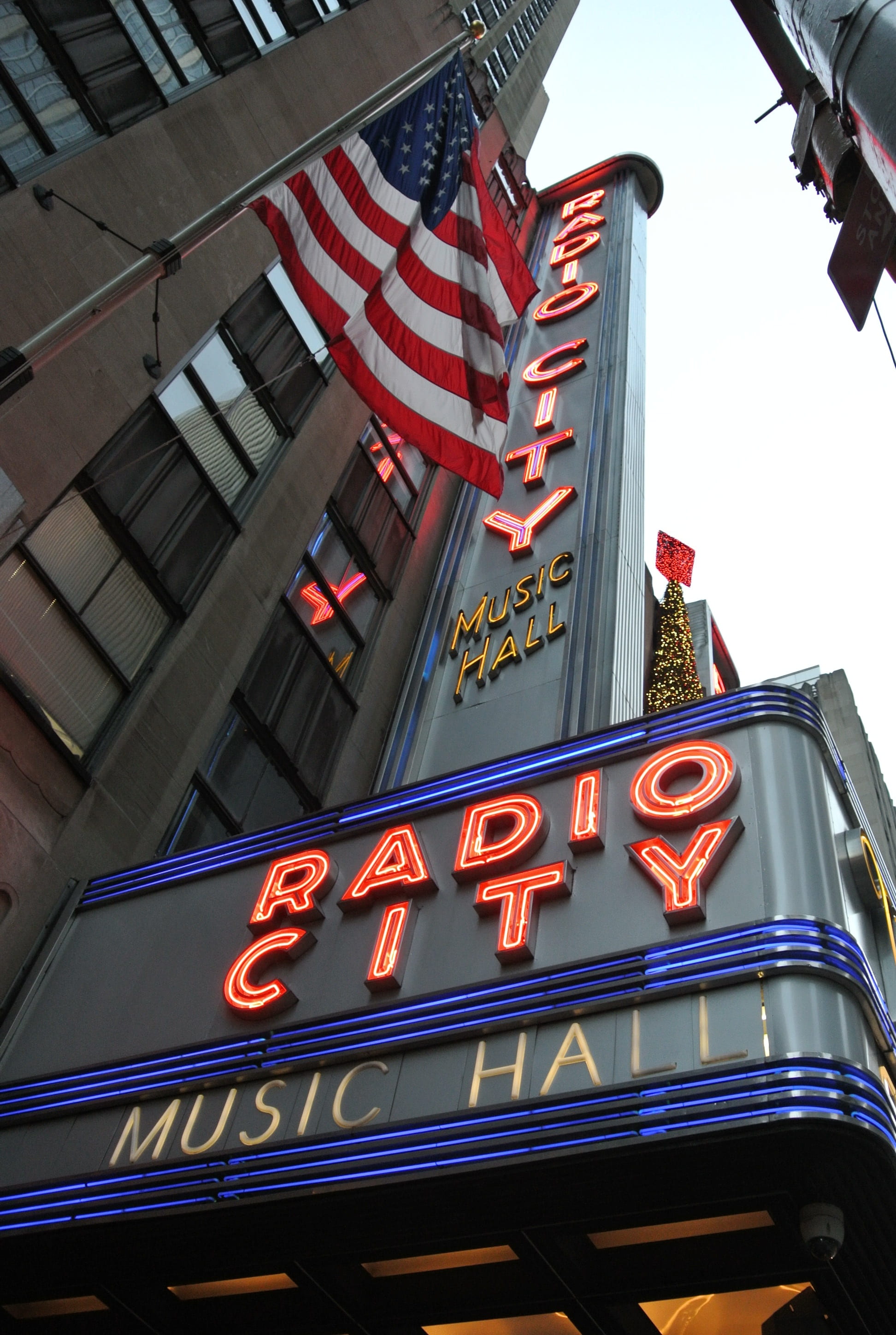 sign, neon, sky, manhattan, communication, built structure, day, red, architecture, hall, flag, commercial sign, building, 2K, city, york, usa, text, america, Phone HD Wallpaper