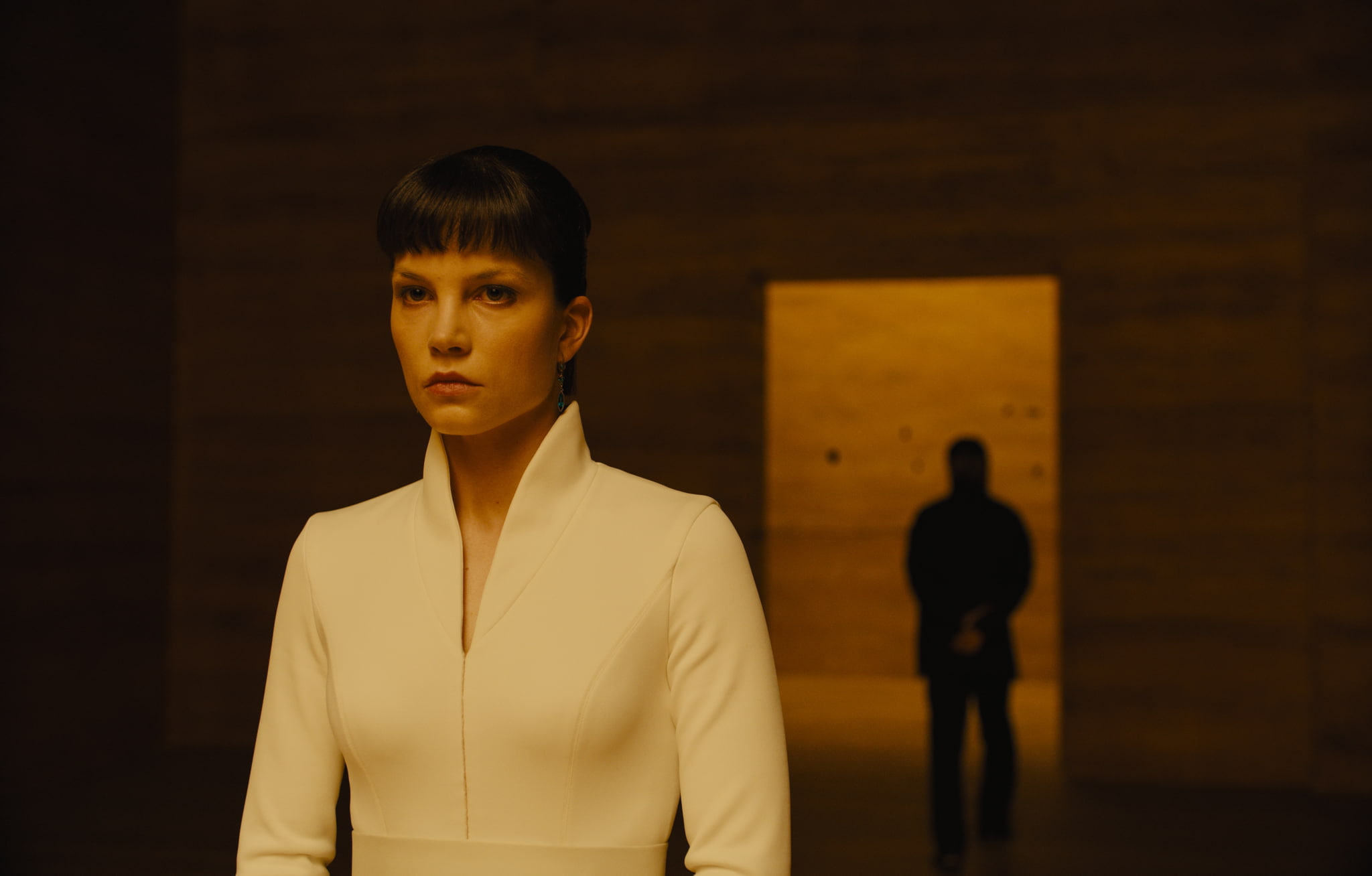 front view, adult, young adult, businesswoman, lifestyles, focus on foreground, women, movies, business person, looking at camera, business, 1080P, Blade Runner 2049, HD Wallpaper