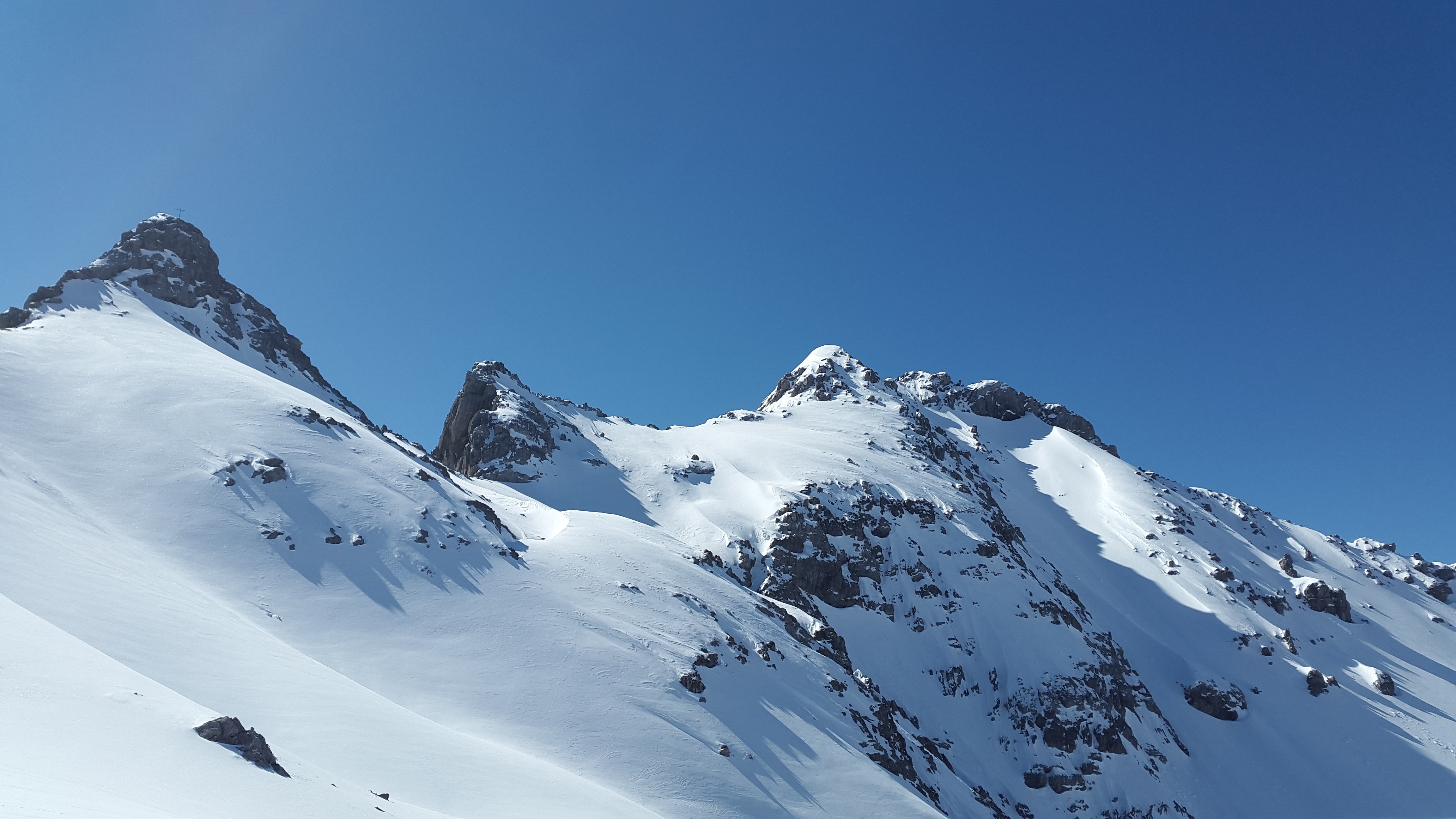 stone kar tip, sunlight, snowcapped mountain, ice, mountain range, 4K, blue, snowy, lech valley, cold temperature, scenics - nature, beauty in nature, HD Wallpaper