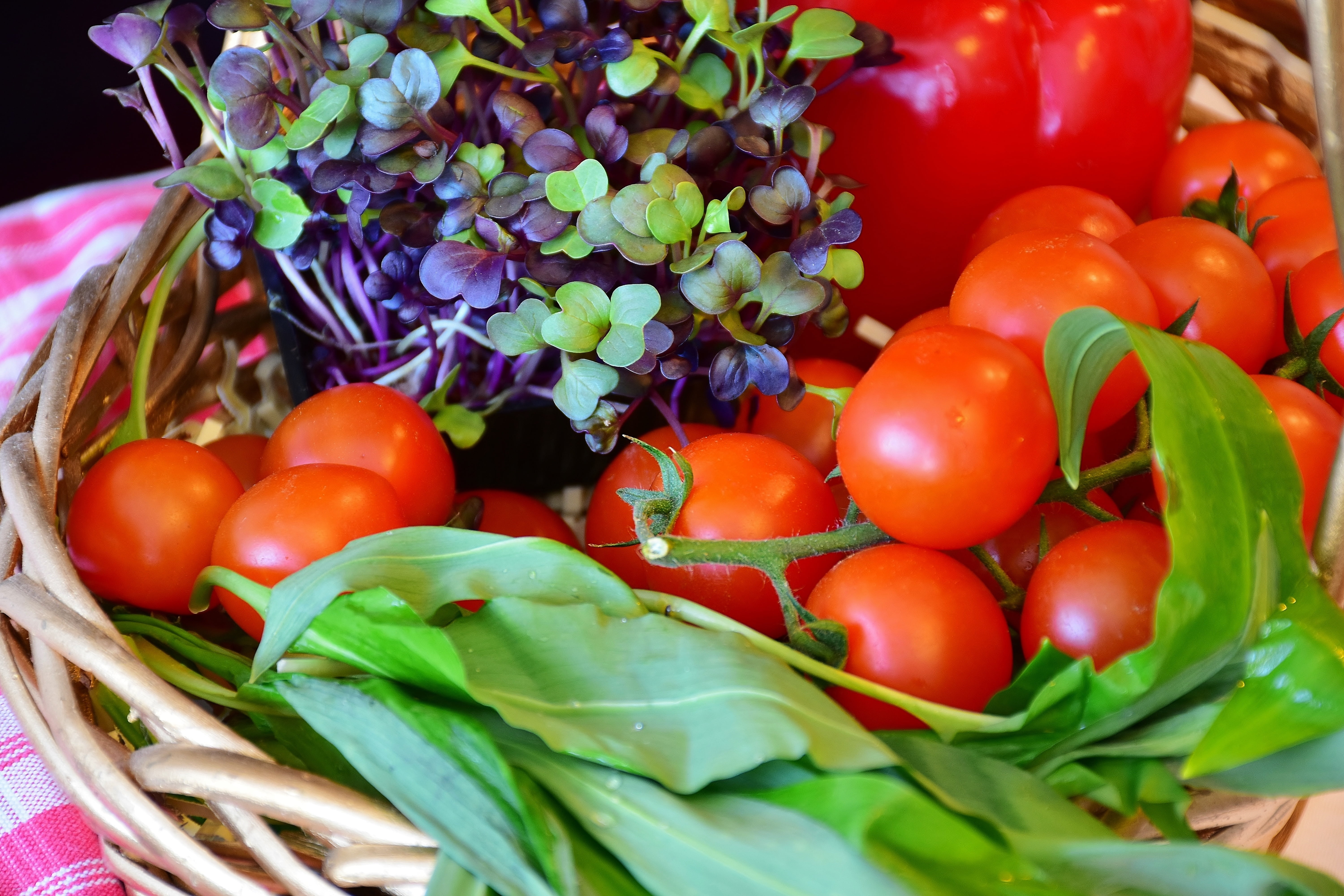 green color, garlic, basket, choice, ripe, paprika, tomato, purchasing, harvest, vegetarian, large group of objects, farmers local market, cook, vegetable, HD Wallpaper