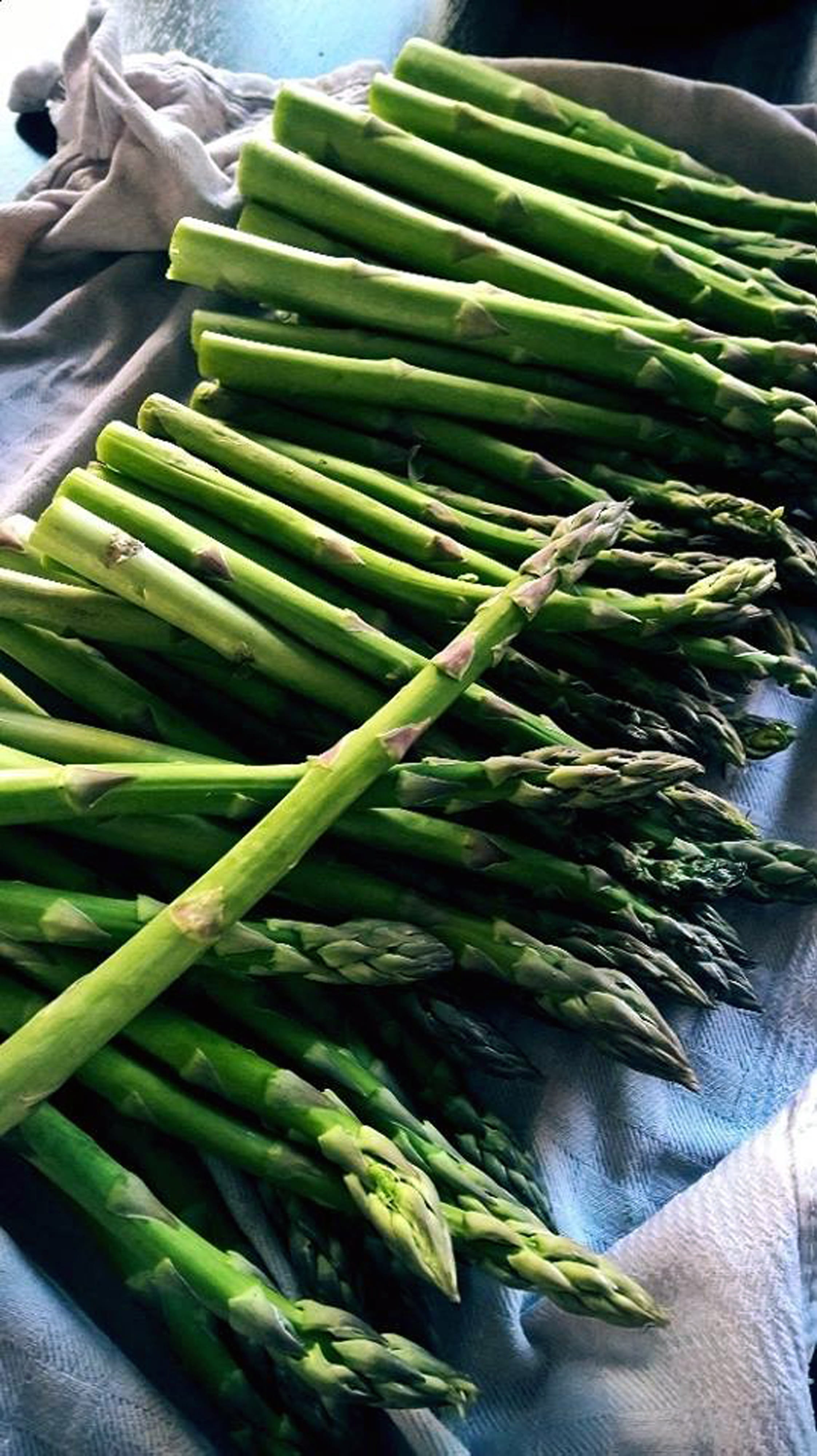 green asparagus, market stall, food, Eat, farmers local market, meal, freshness, large group of objects, healthy eating, nutrition, raw food, retail display, Phone HD Wallpaper