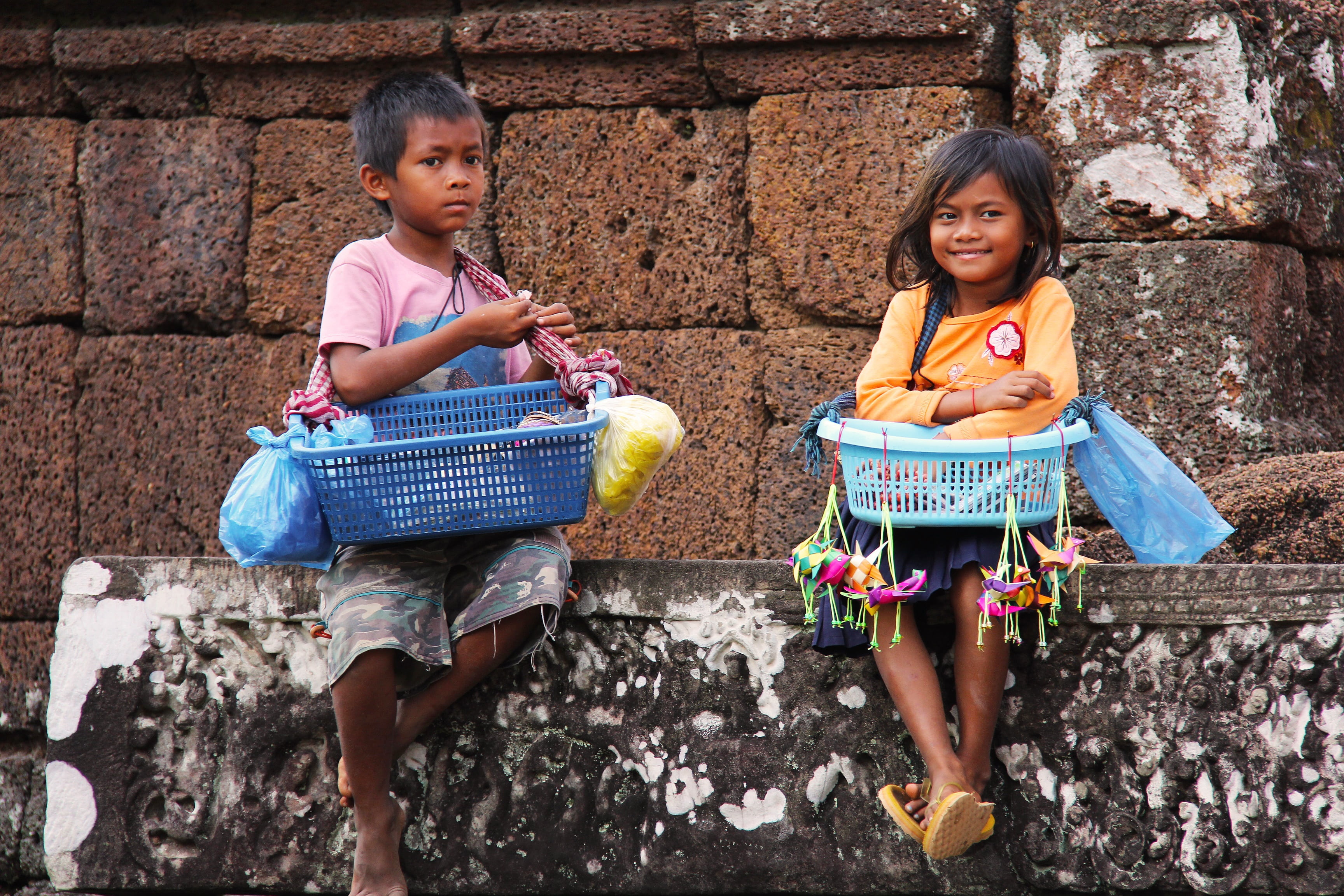 girls, food, offspring, siem reap, concrete, local, cambodia, tourist, childhood, khmer, art, angkor, full length, casual clothing, artist, colorful, cultures, HD Wallpaper