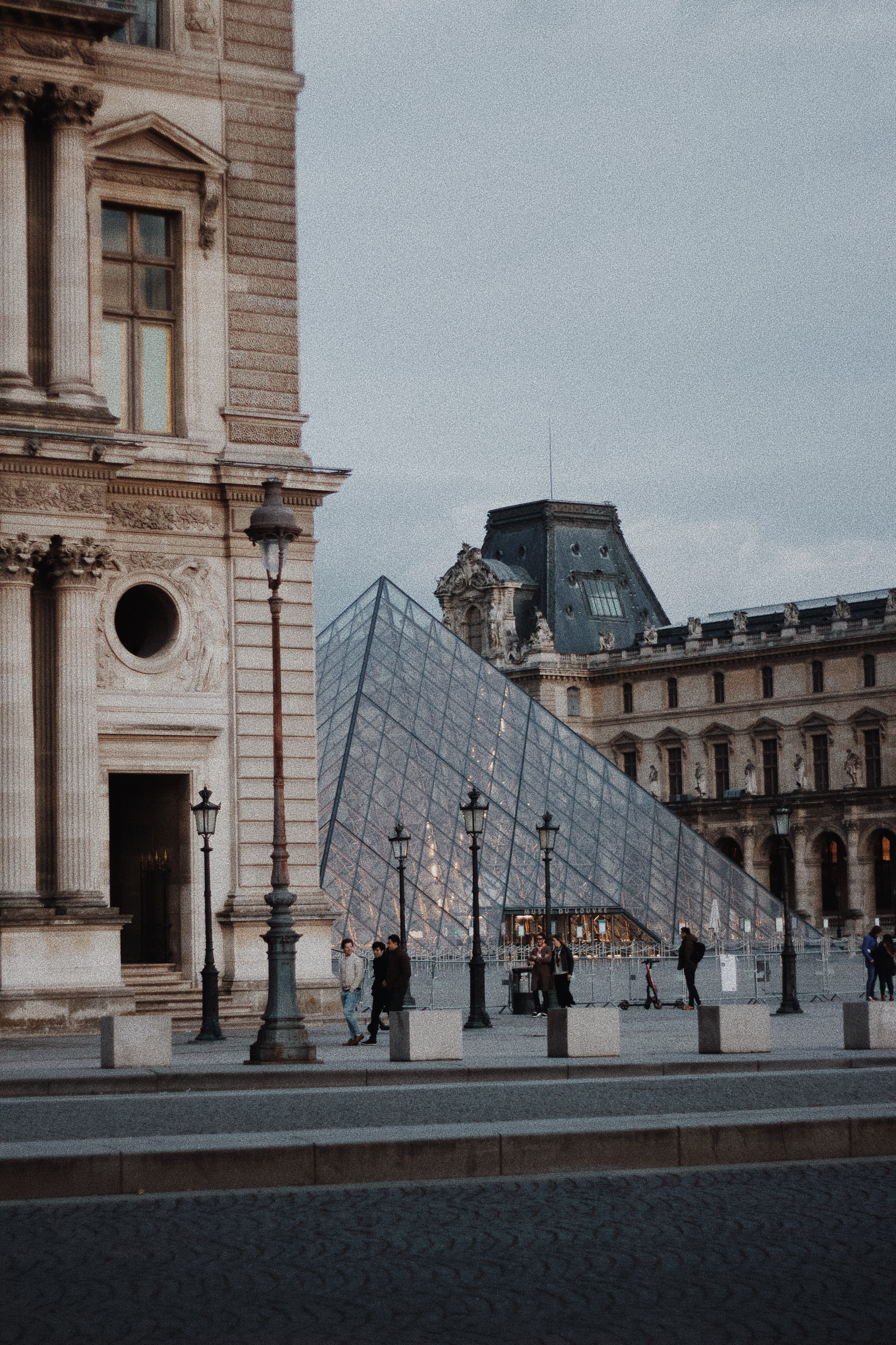street, pedestrian, crowd, history, human, town square, pyramide, plaza, outdoors, lifestyles, incidental people, architecture, paris, urban, nature, day, Phone HD Wallpaper