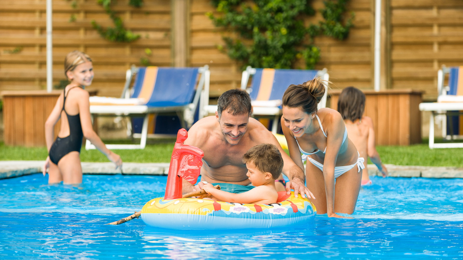 child, daughter, girls, piscina, group of people, females, father, swimming pool, males, mid adult, togetherness, offspring, son, water, parent, familia, HD Wallpaper
