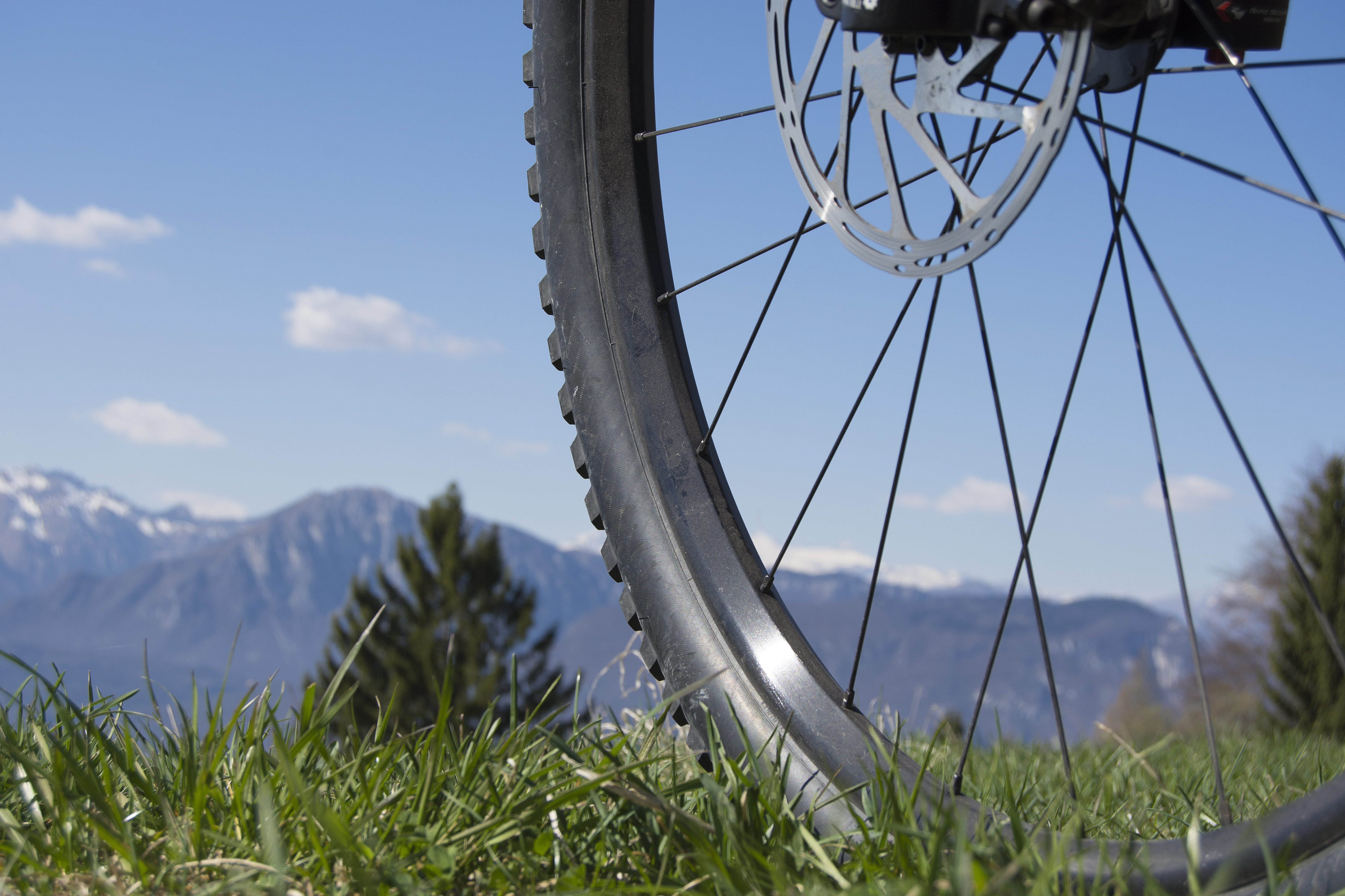 no people, bicycle, bike, plant, transportation, tire, 5K, day, land vehicle, outdoors, grass, metal, mountain range, radius, travel, sky, spokes, mode of transportation, HD Wallpaper