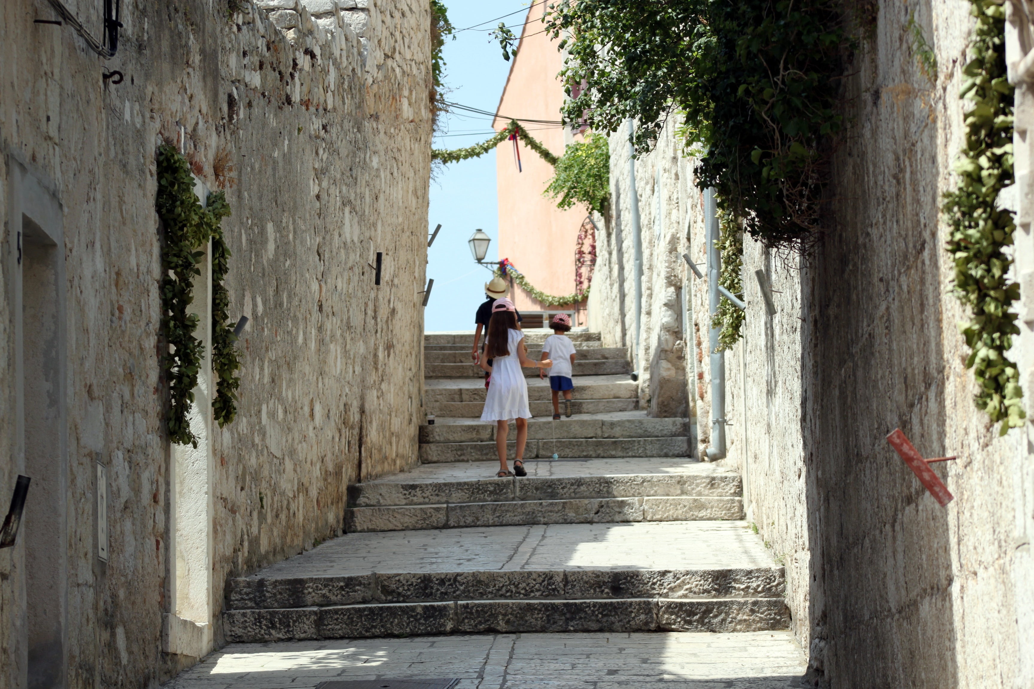 walking, stairs, building exterior, girl, casual clothing, plant, leisure activity, day, human, architecture, real people, away, rise, built structure, HD Wallpaper