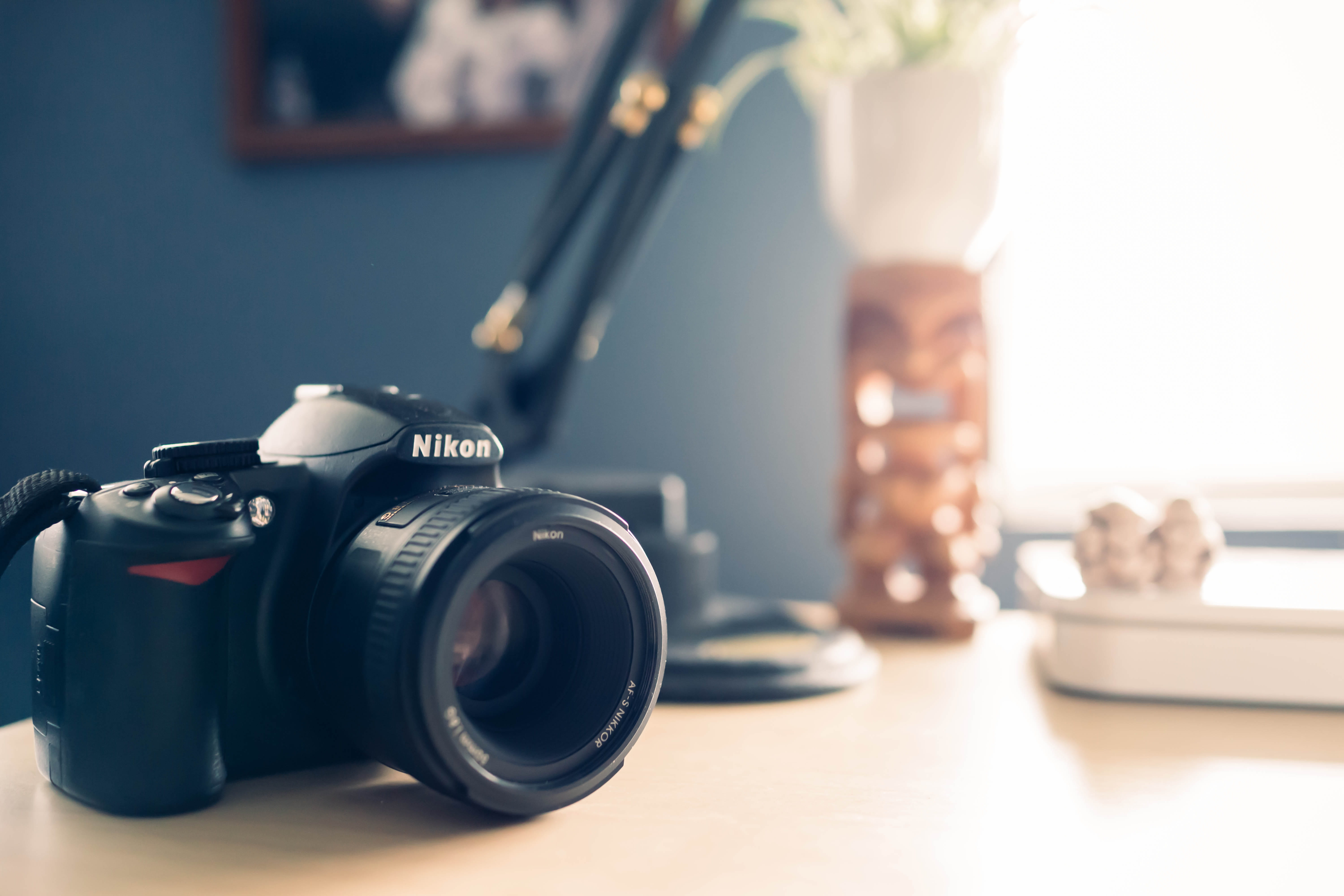 slr camera, lens - optical instrument, photographing, items, lens - eye, photography themes, dslr, 5K, indoors, no people, camera, placed, table, close-up, HD Wallpaper