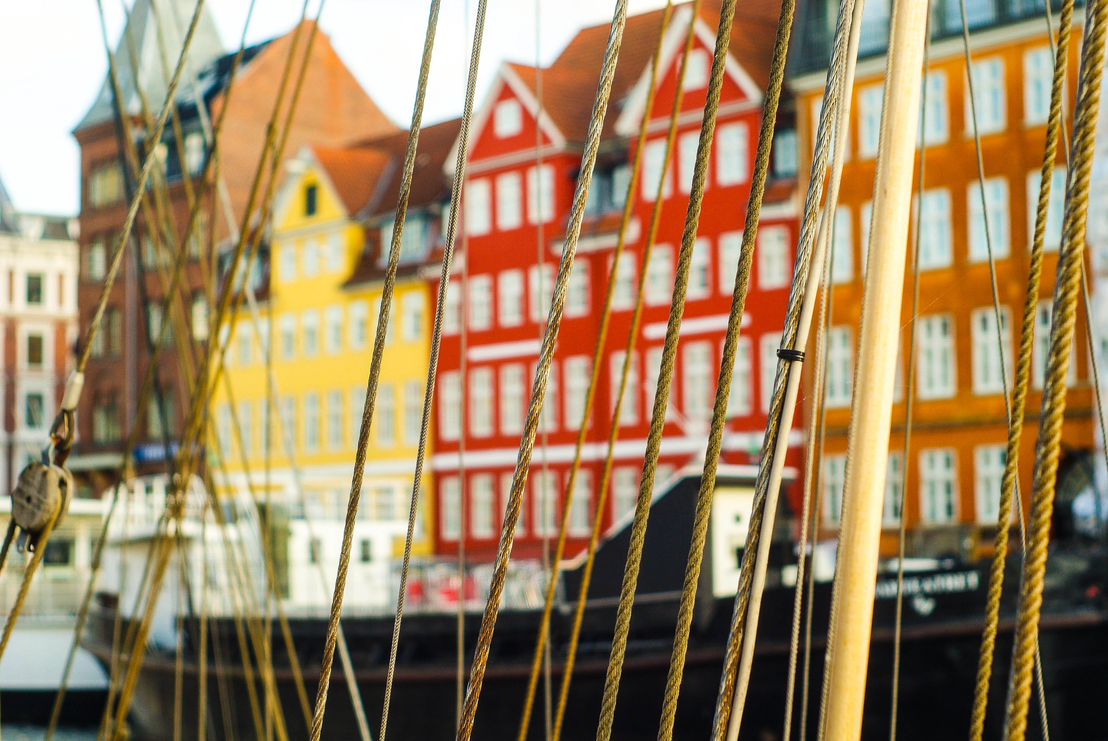 city, outdoors, sky, low angle view, architecture, sailboat, transportation, red, nature, day, canal, construction site, built structure, window, 4K, residential district, HD Wallpaper