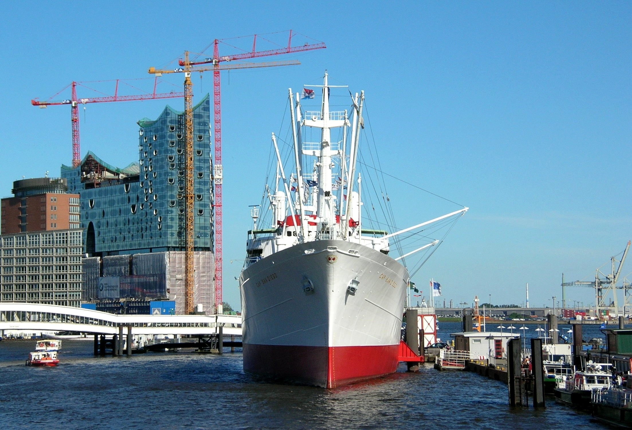 port city, water, cruise, white, 1080P, building, elbe, body, pier, shipping, anchor, outdoors, transport, hamburg, nautical vessel, crane - construction machinery, HD Wallpaper